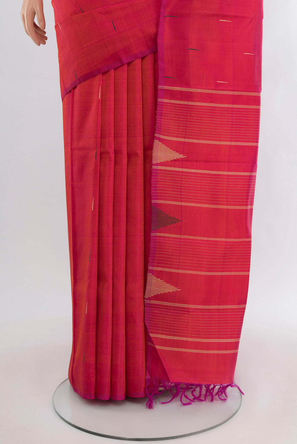 Pleats and pallu of Pink Kanchipuram Silk Saree with Thread Butta on the body and Temple Border. 