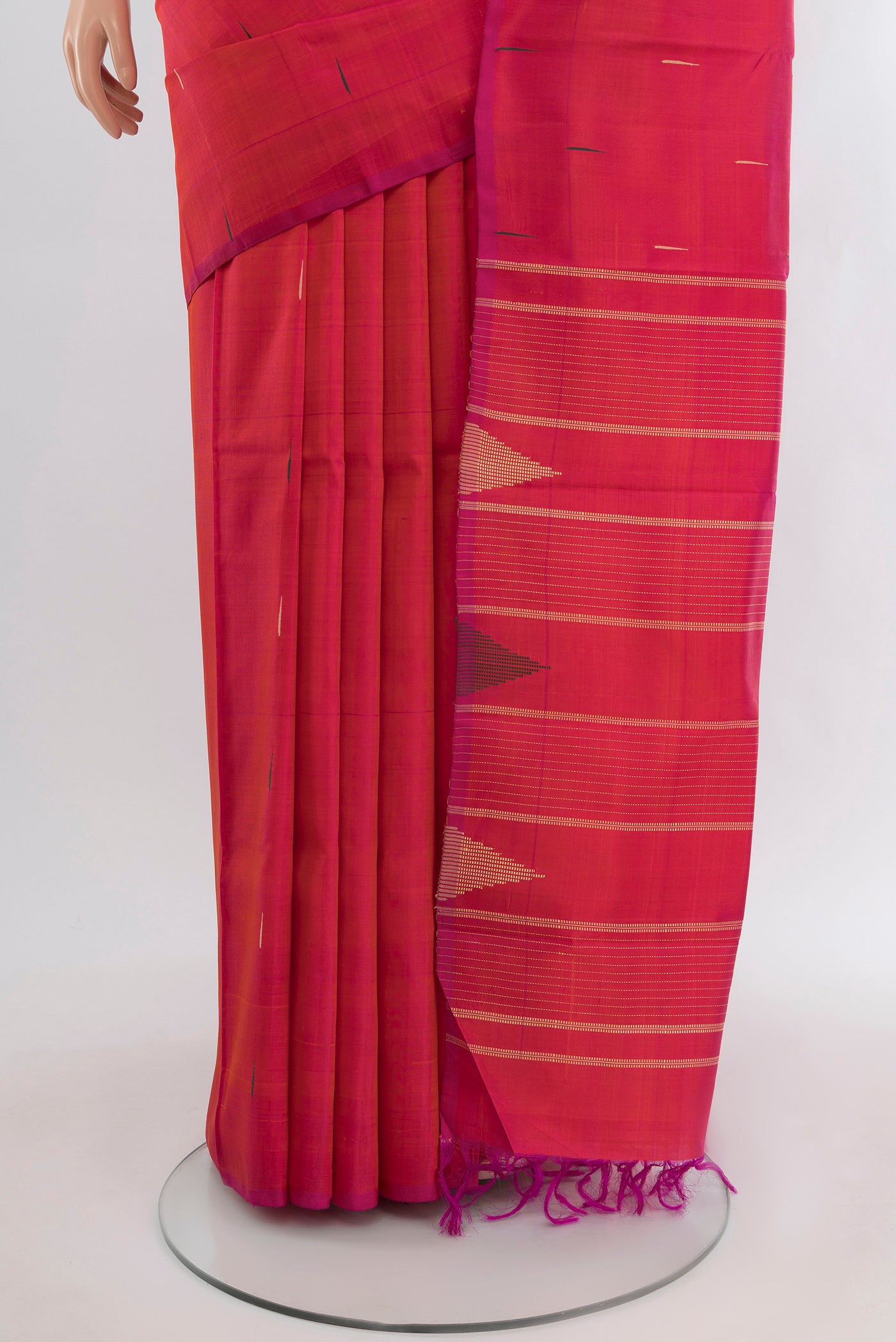 Pleats and pallu of Pink Kanchipuram Silk Saree with Thread Butta on the body and Temple Border. 
