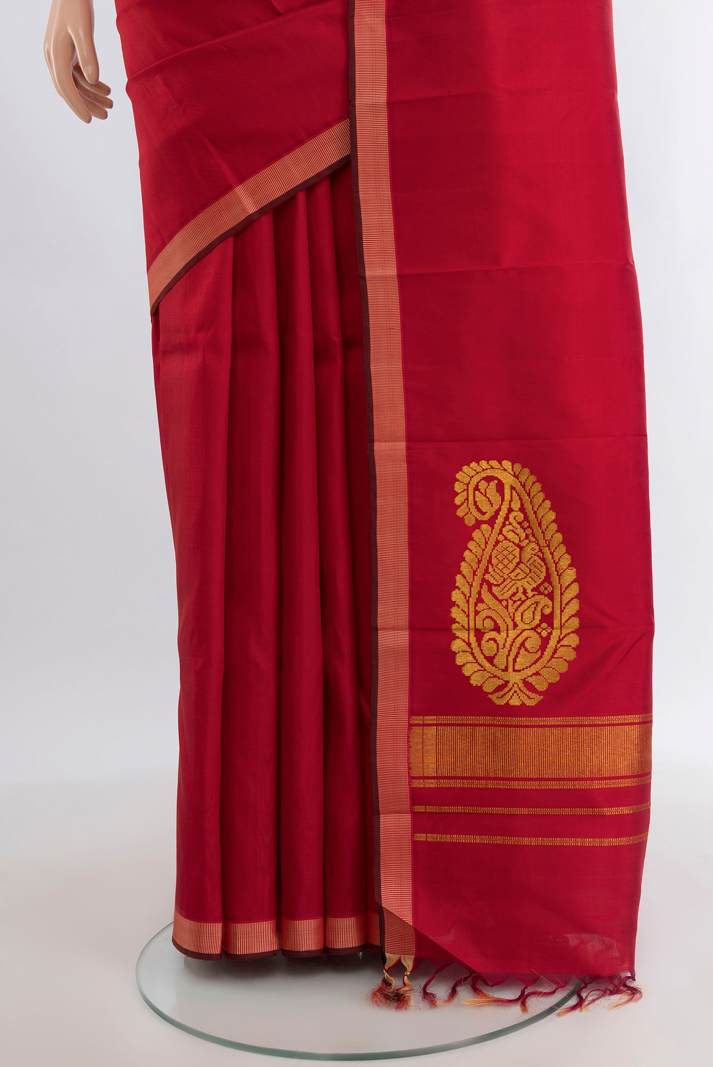 Pleats and pallu of Maroon Kanchipuram Silk Saree with Plain Body and Plain Border. 