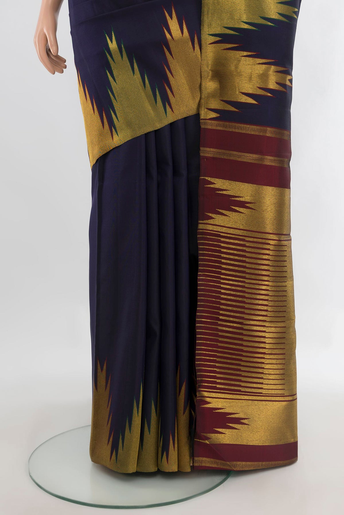 Pleats and pallu of Pure Silk Navy Blue Kanchipuram Saree with Plain Body and Temple Border. 