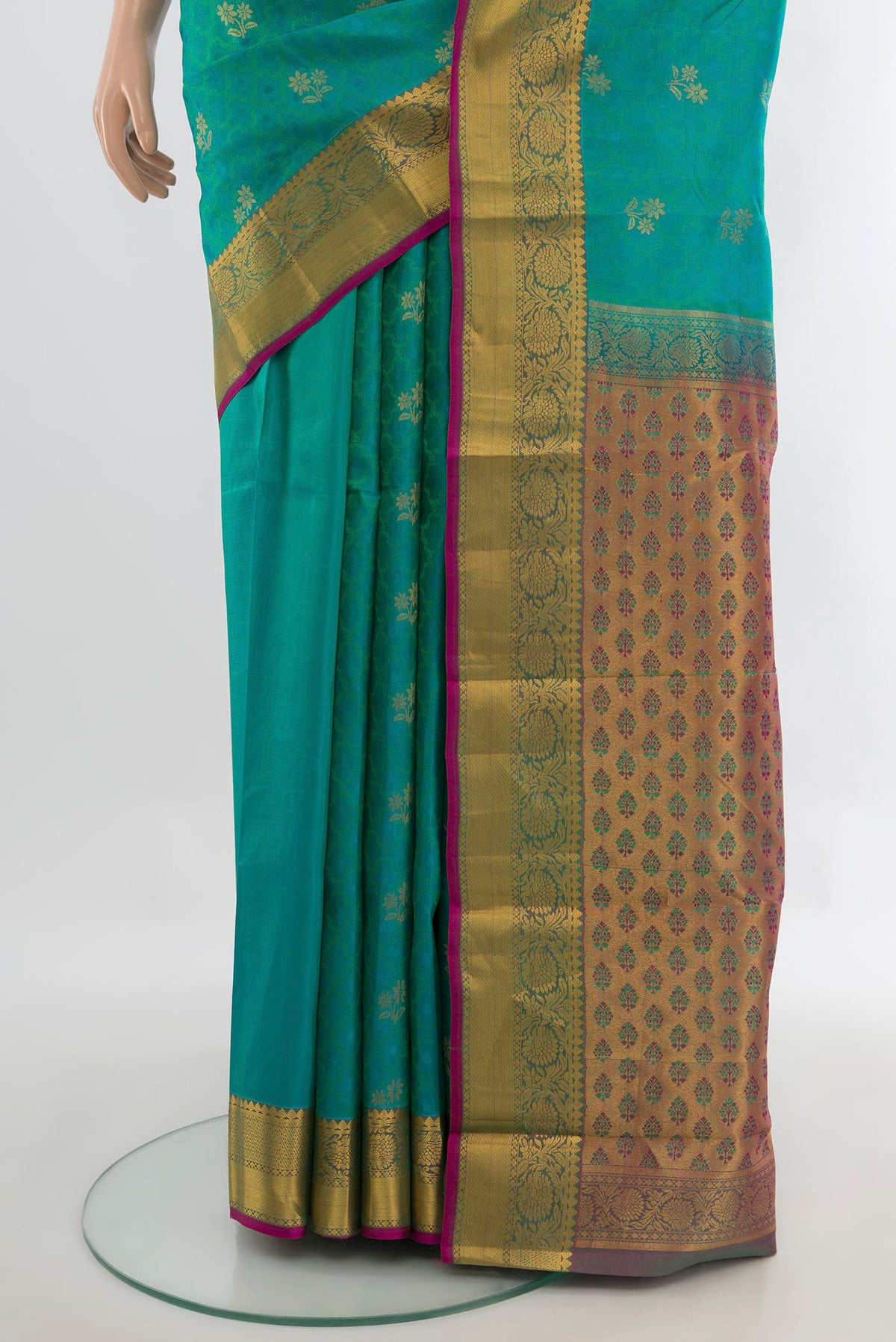 Pleats and pallu of Pure Silk Turquoise Kanchipuram Saree with Jacquard With Zari Butta on the body and Zari Border. 