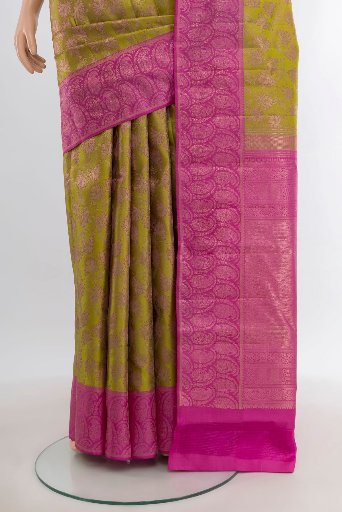 Pleats and pallu of Mehandi Green Kanchipuram Silk Saree with Zari Brocade on the body and Zari Border. 