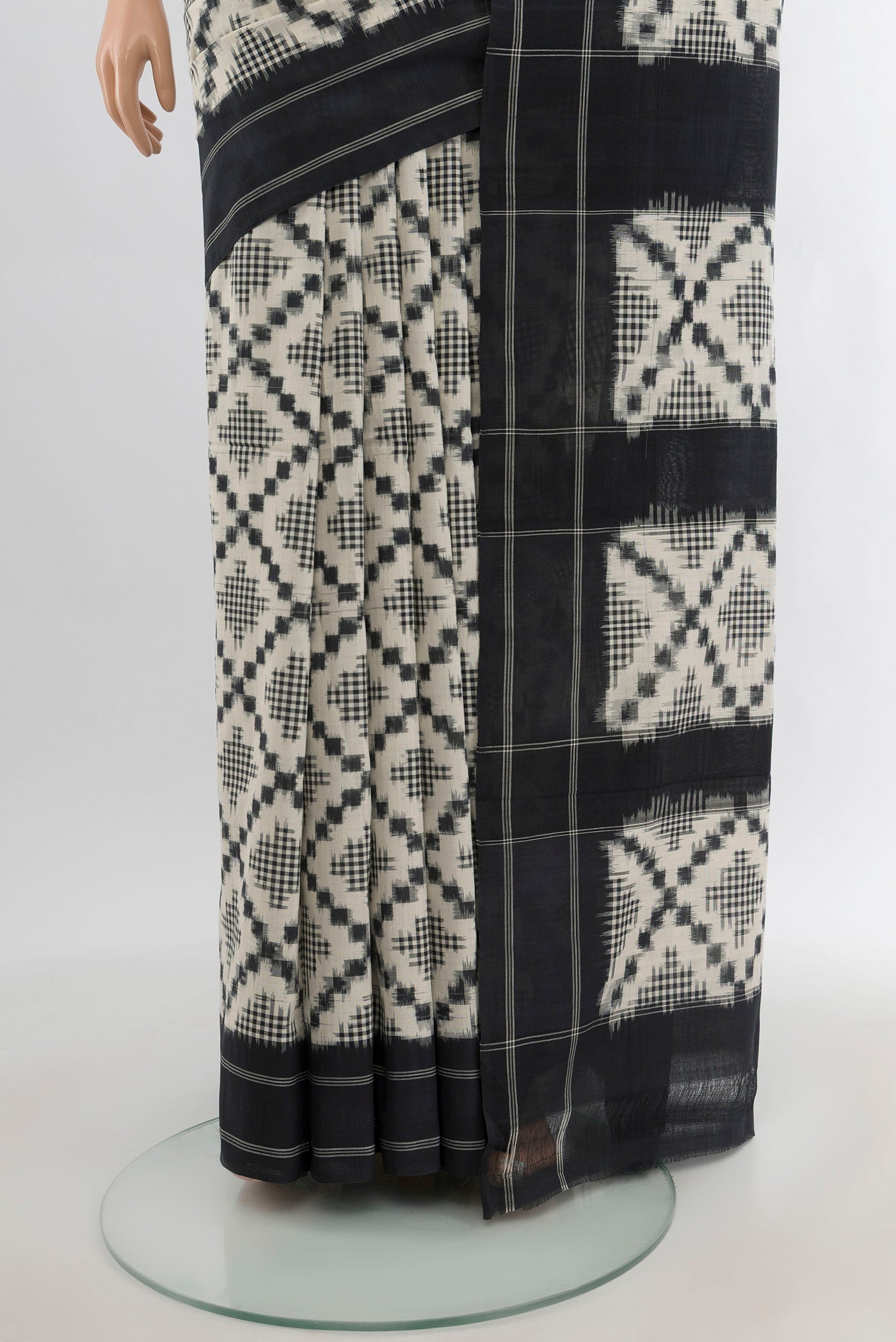 Pleats and pallu of Off White Pochampally Cotton Saree with Ikat design on the body and Plain Border. 