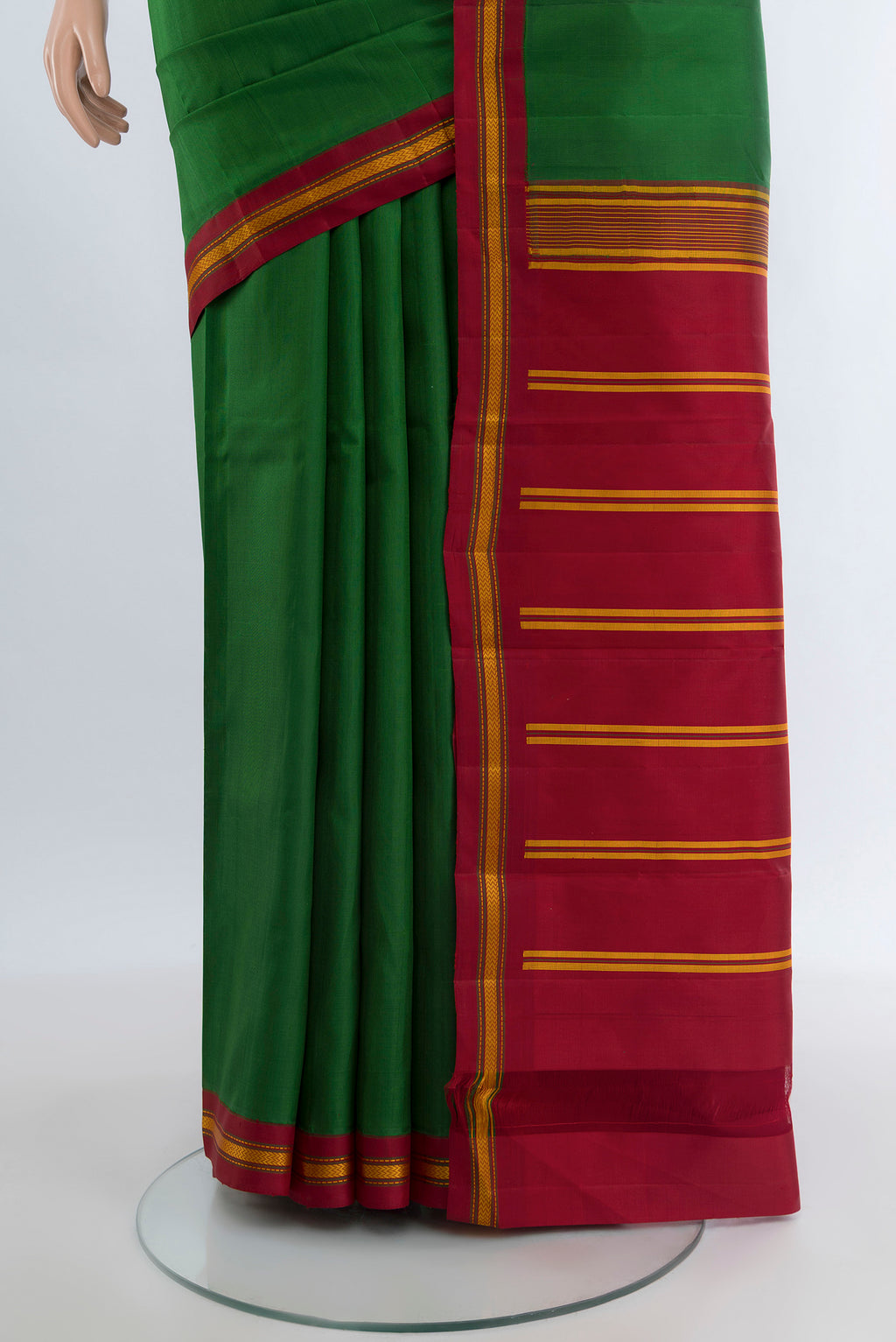 Pleats and pallu of Green Kanjivaram Silk Saree with Plain Body and Thread Border. 