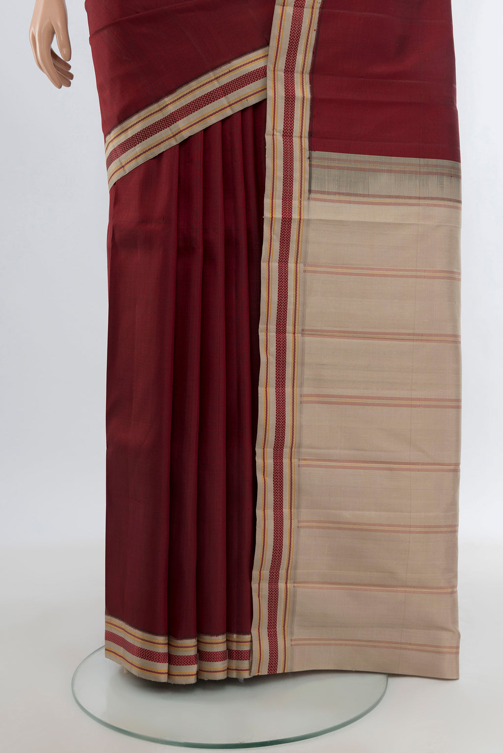 Pleats and pallu of Maroon Kanjivaram Silk Saree with Plain Body and Thread Border. 