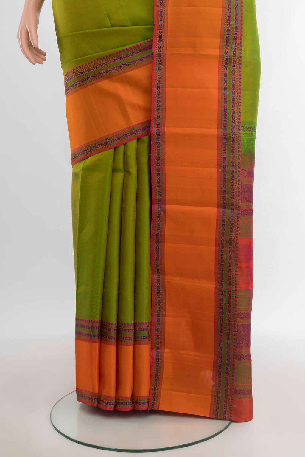 Pleats and pallu of Green Kanchipuram Silk Saree with Plain Body and Thread Border. 