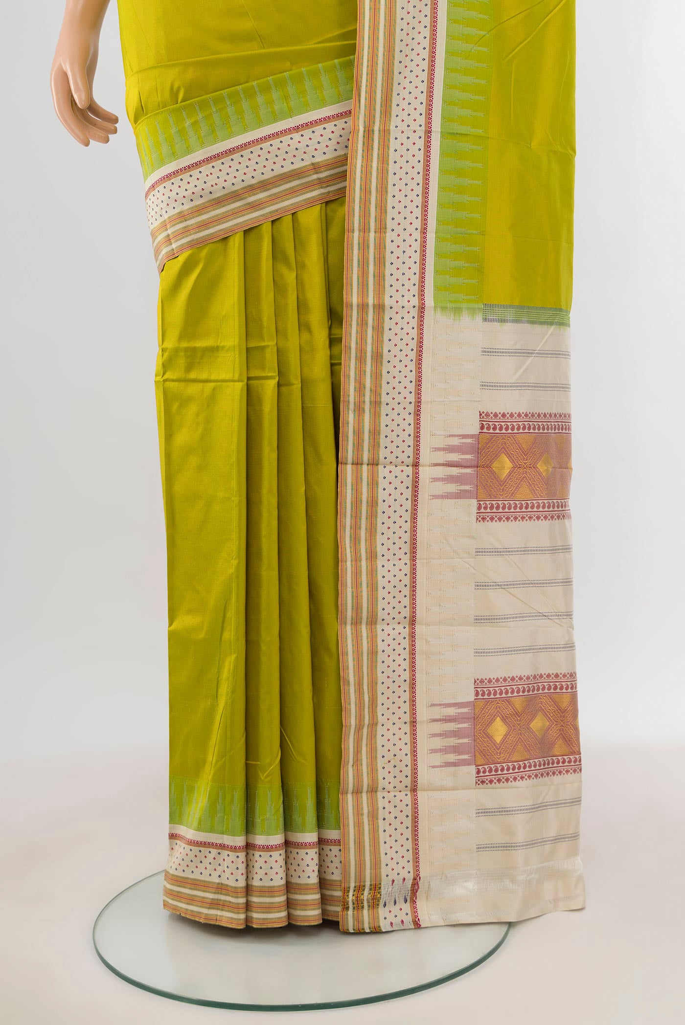 Pleats and pallu of Parrot Green Bangalore Silk - kadyal Saree with Plain Body and Thread Border. 