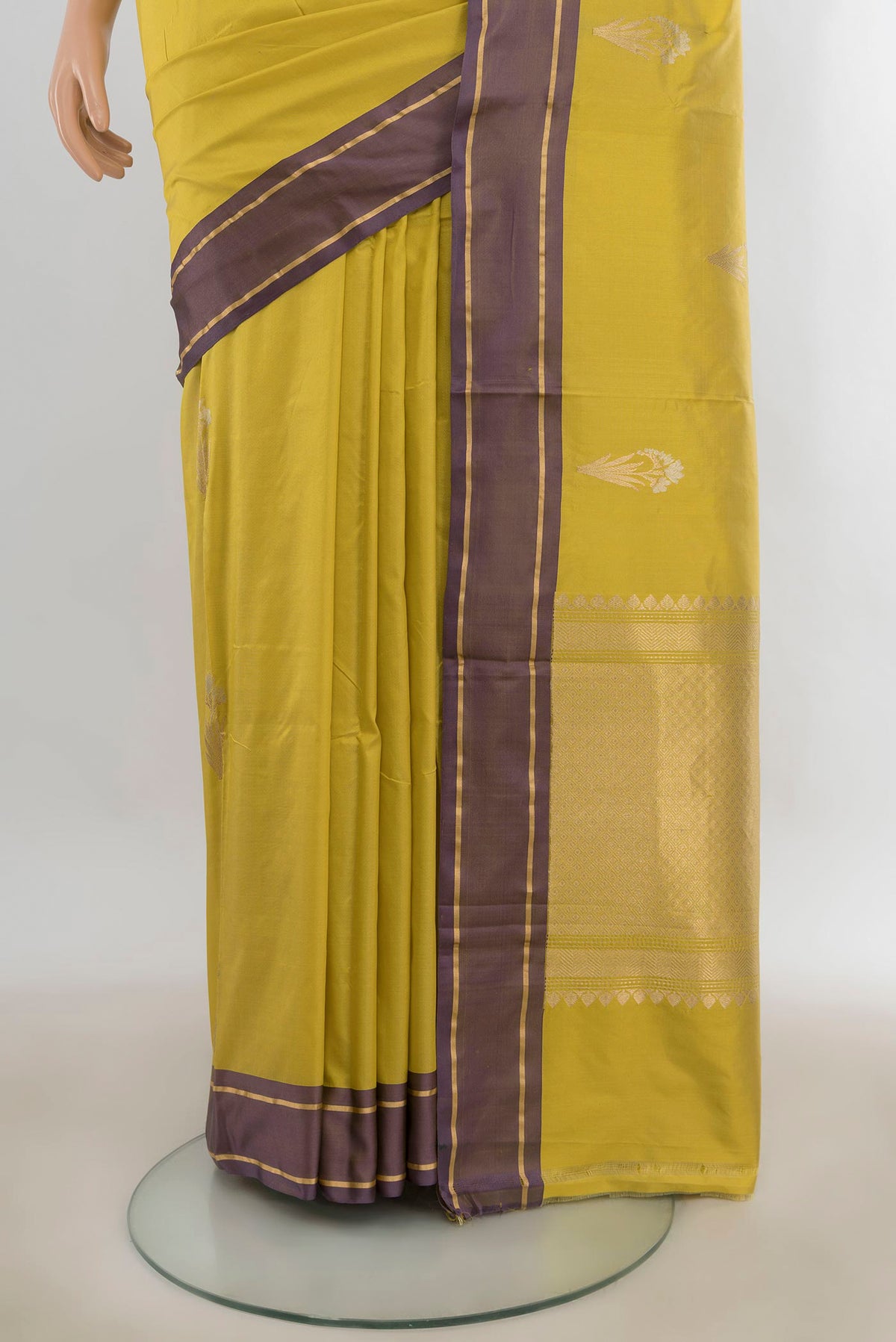 Pleats and pallu of Pure Silk Mehandi Green Banarasi Katan Saree with Zari Butta on the body and Zari Border. 