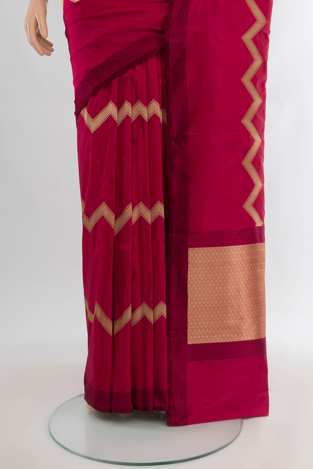 Pleats and pallu of Maroon Banarasi Katan Silk Saree with Zig Zag design on the body and Thread Border. 
