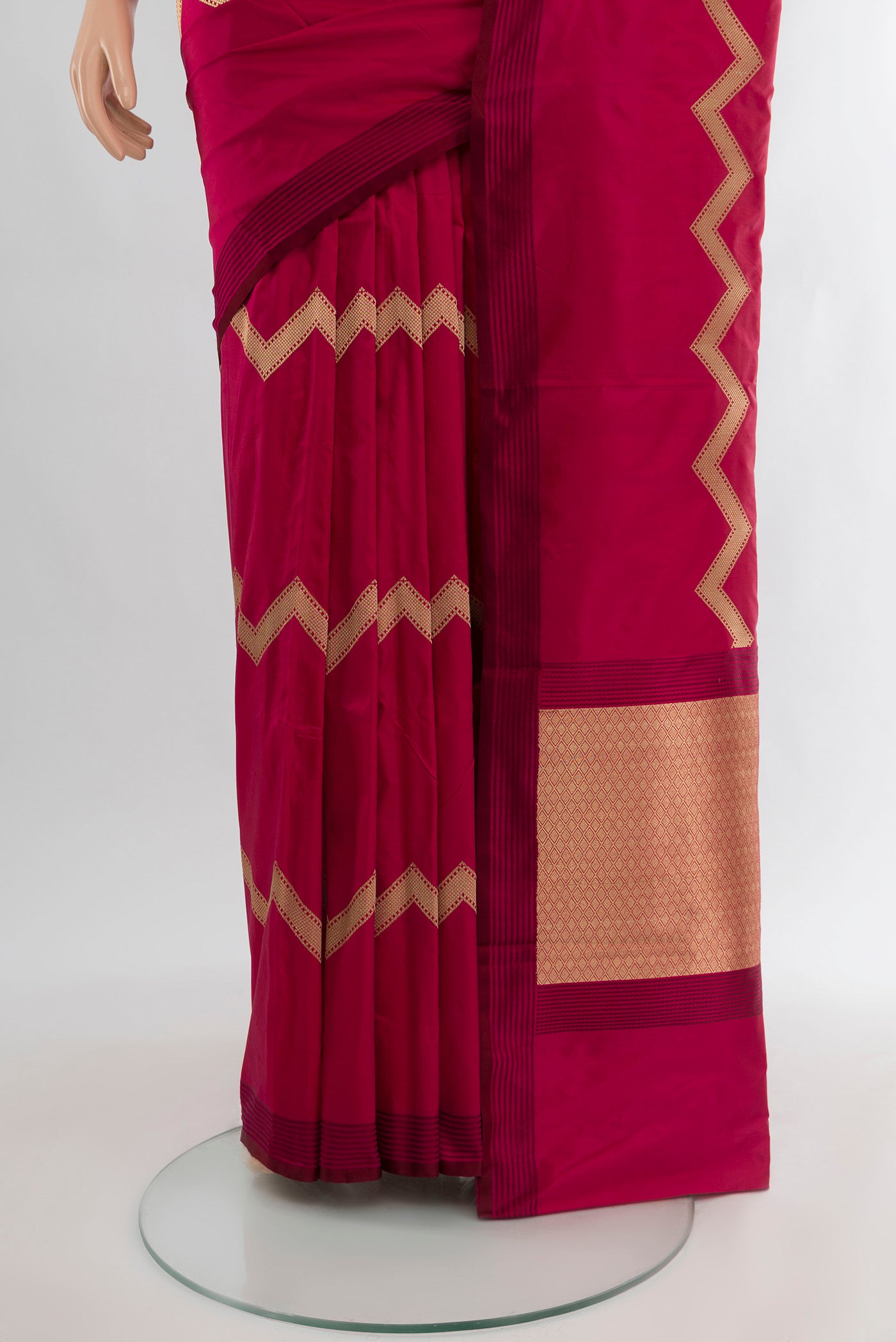 Pleats and pallu of Maroon Banarasi Katan Silk Saree with Zig Zag design on the body and Thread Border. 