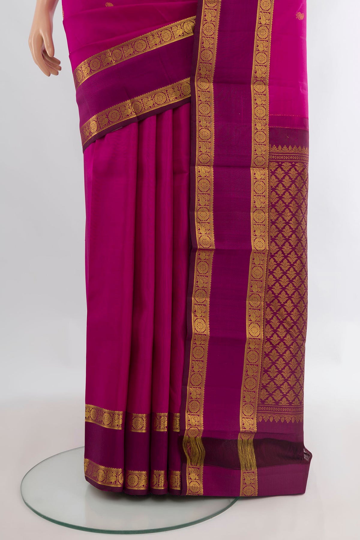 Pleats and pallu of Pure Silk Pink Kanchipuram Saree with Zari Butta on the body and Zari Border. 