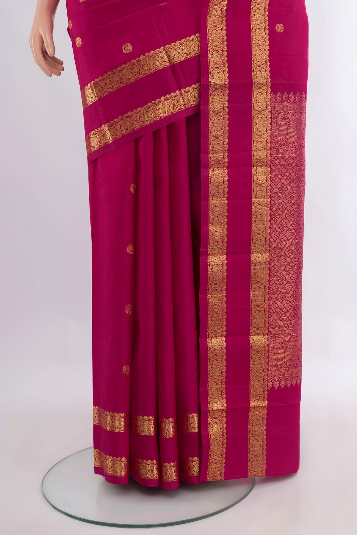 Pleats and pallu of Pure Silk Magenta Kanchipuram Saree with Zari Butta on the body and Zari Border. 