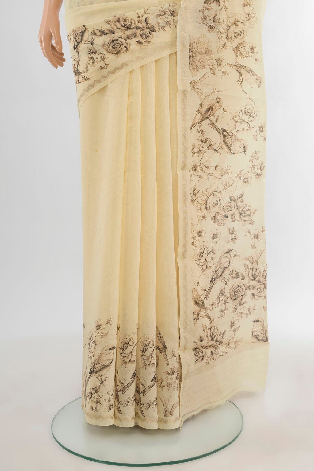 Pleats and pallu of Cream Maheshwari Silk Cotton Saree with Plain Body and Printed Border. 