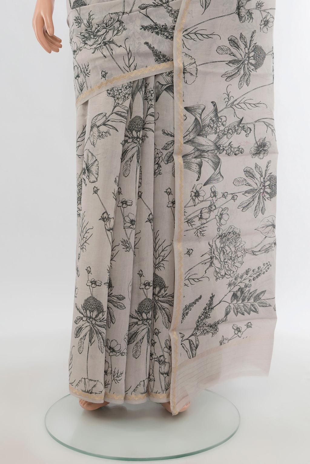 Pleats and pallu of Grey Maheshwari Silk Cotton Saree with Floral Print on the body and Thin Zari Line. 