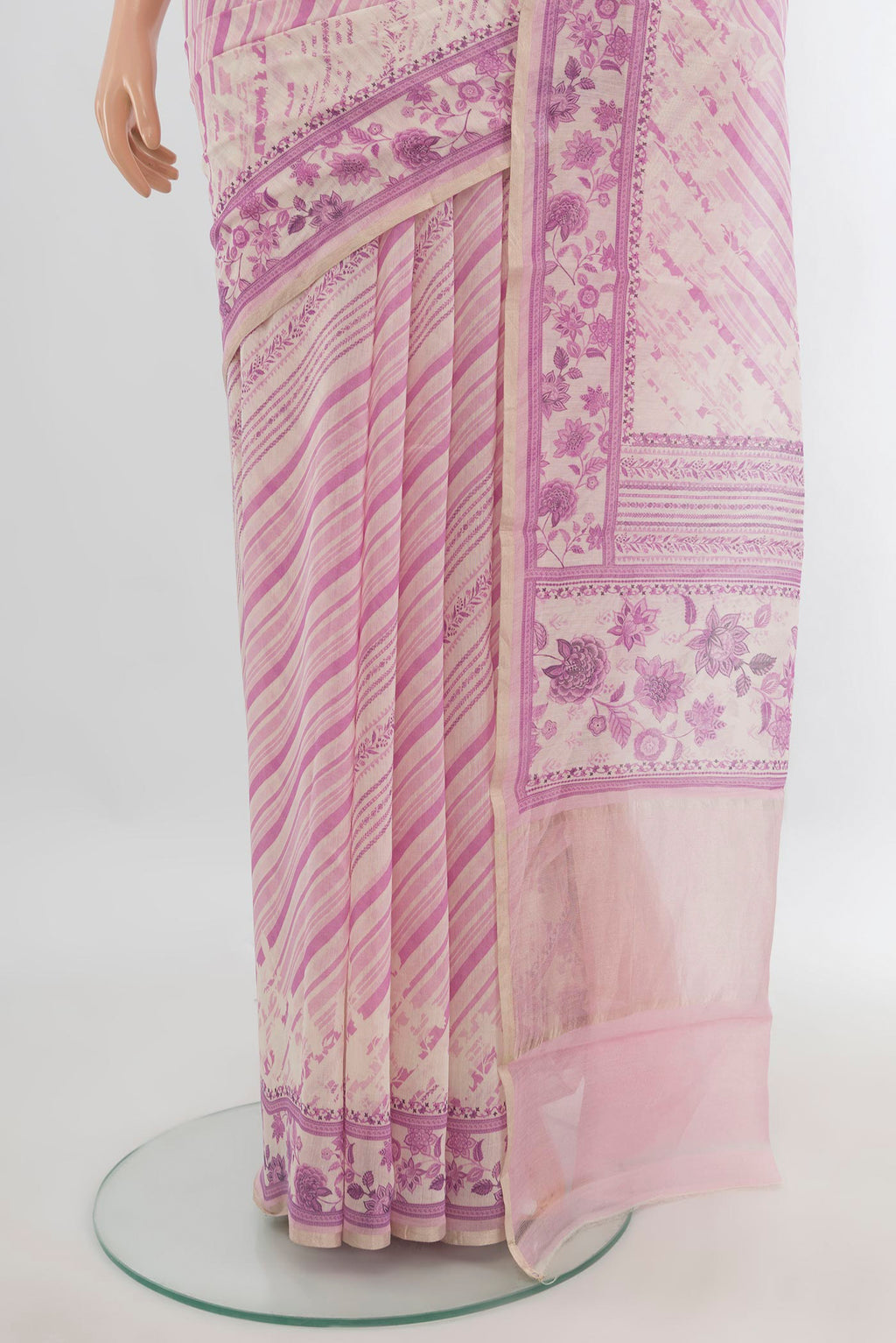 Pleats and pallu of Cream Maheshwari Cotton Saree with Printed design on the body and Printed Border. 