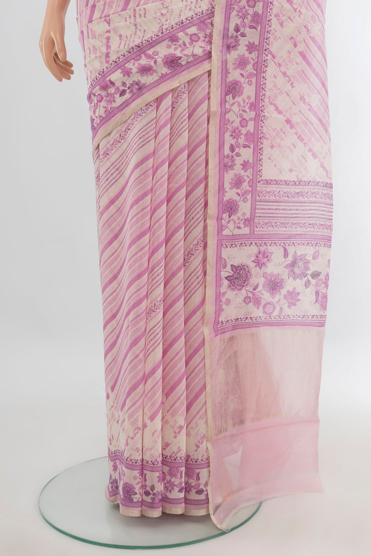 Pleats and pallu of Cream Maheshwari Cotton Saree with Printed design on the body and Printed Border. 