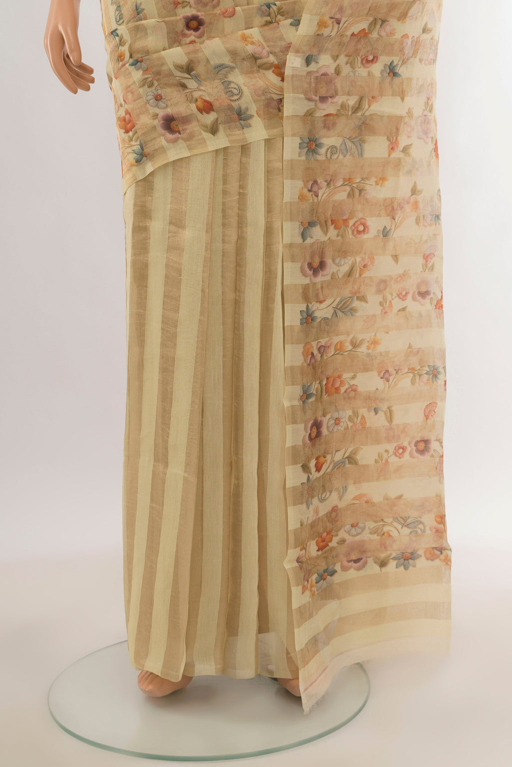 Pleats and pallu of Cream Maheshwari Silk Cotton Saree with Floral Print on the body and Without Border. 