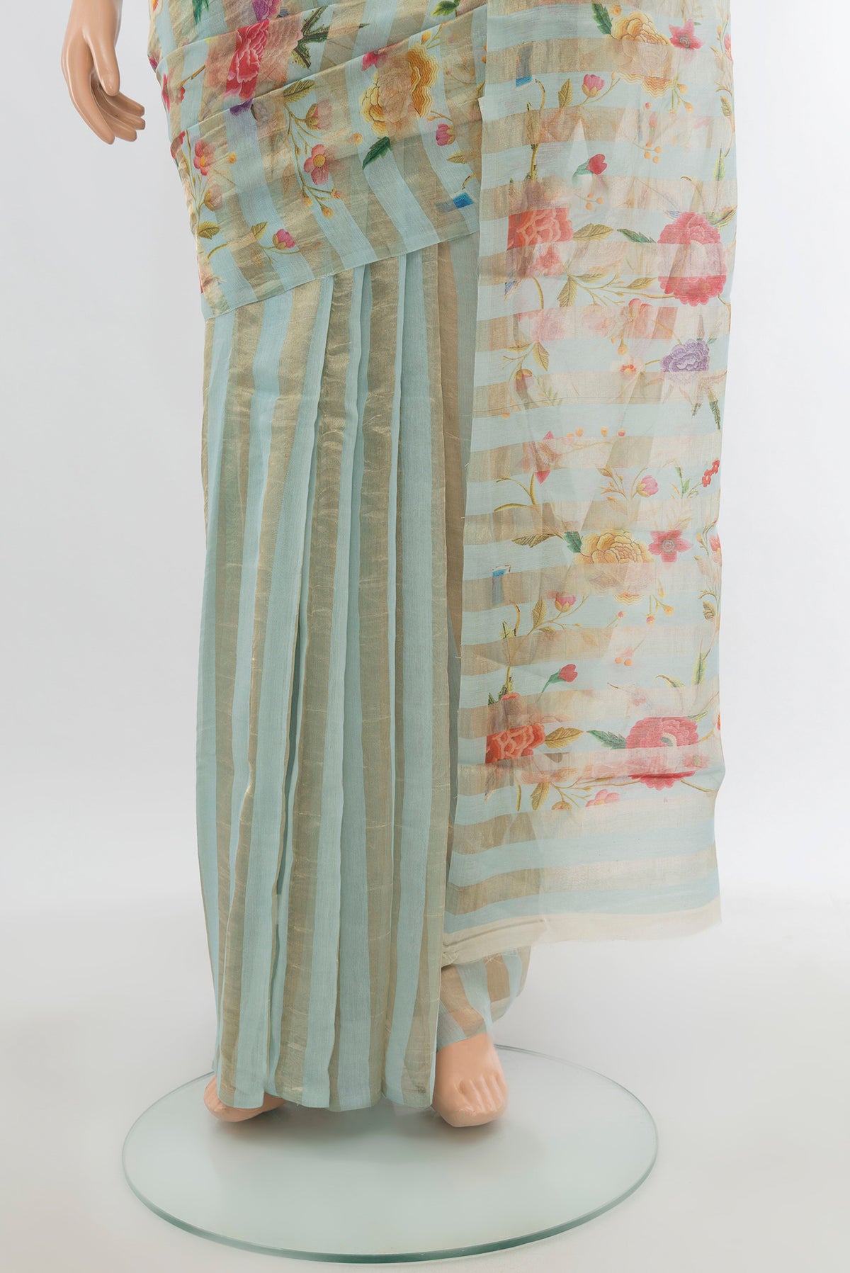 Pleats and pallu of Light Blue Maheshwari Silk Cotton Saree with Floral Print on the body and Without Border. 