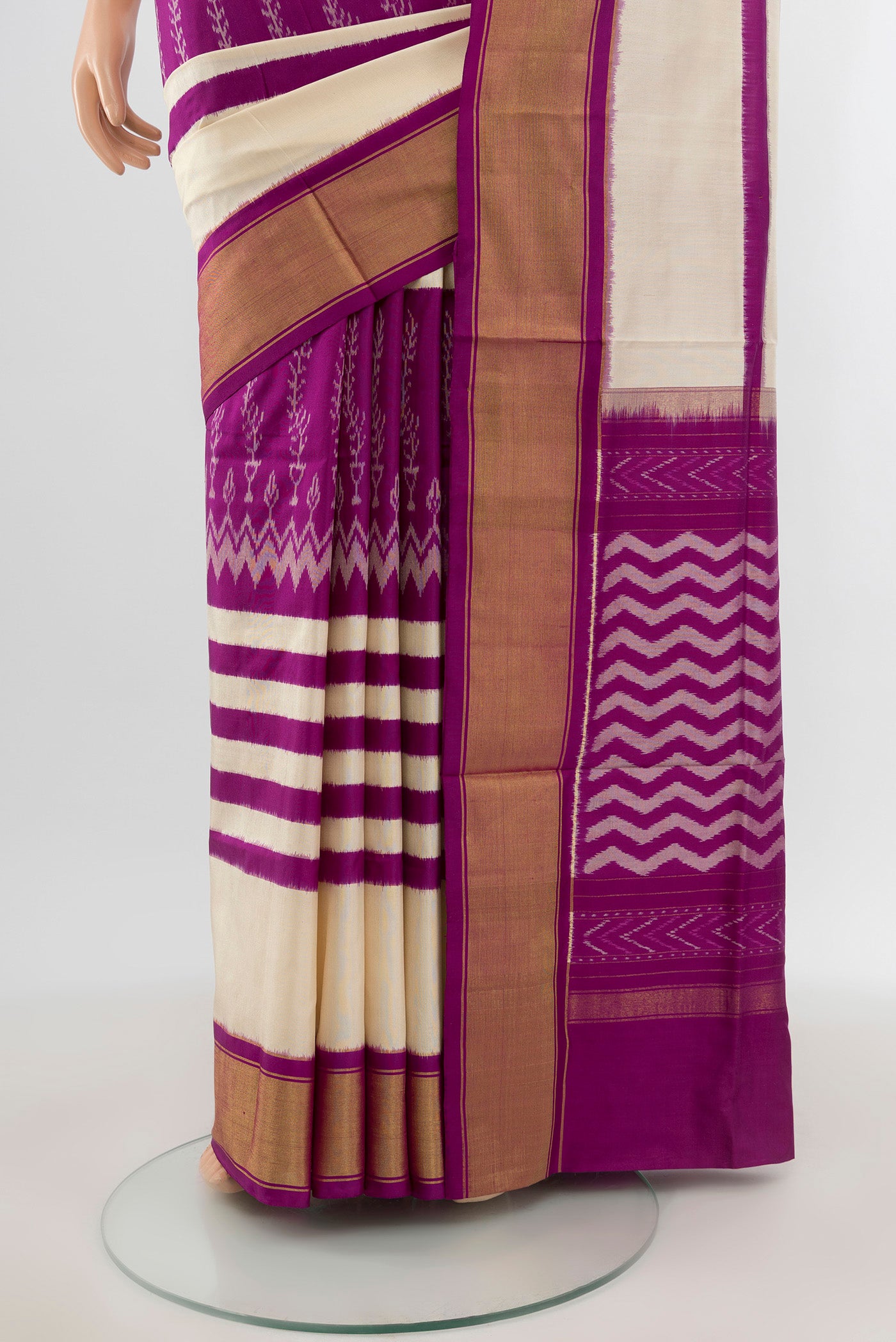 Pleats and pallu of White Pochampally Silk Saree with Ikat design on the body and Zari Border. 