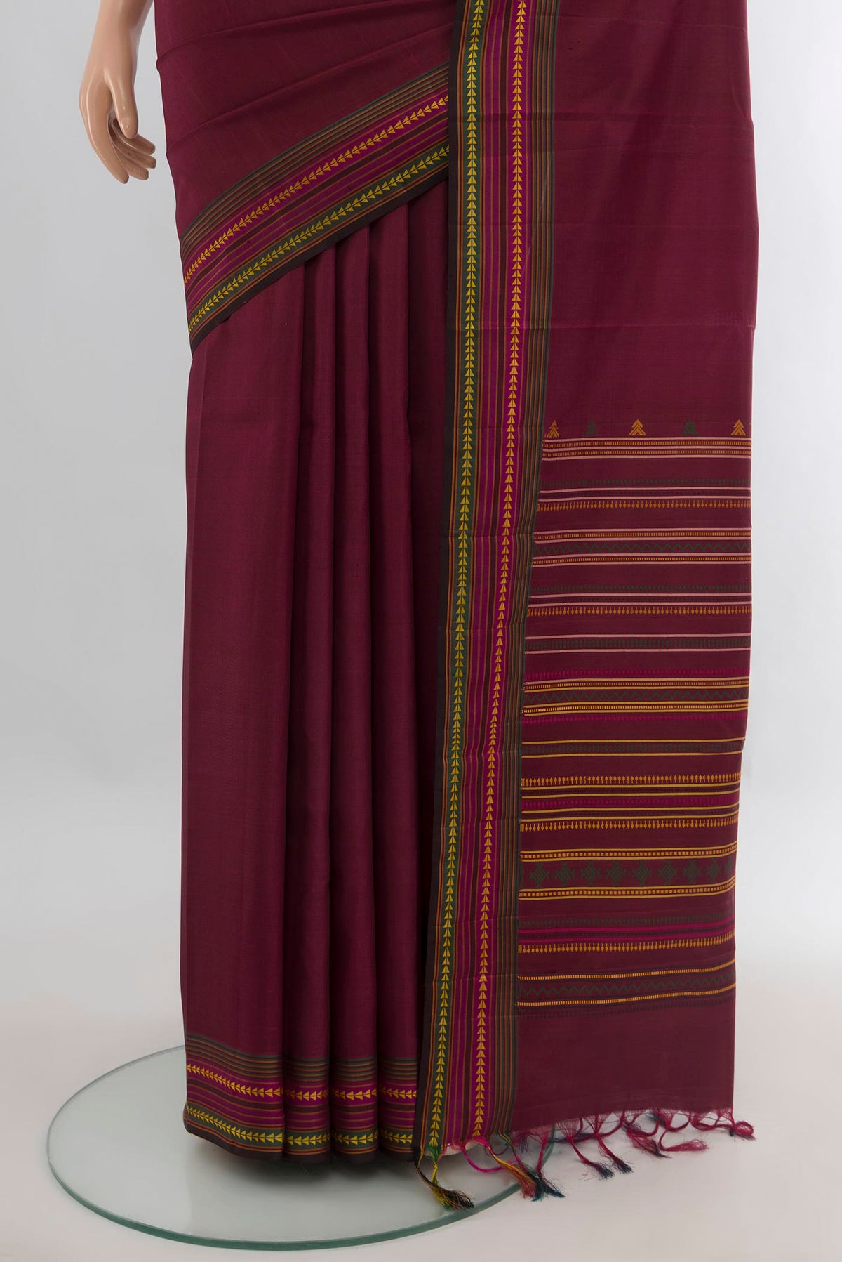 Pleats and pallu of Pure Silk Maroon Kanchipuram Saree with Plain Body and Thread Border. 
