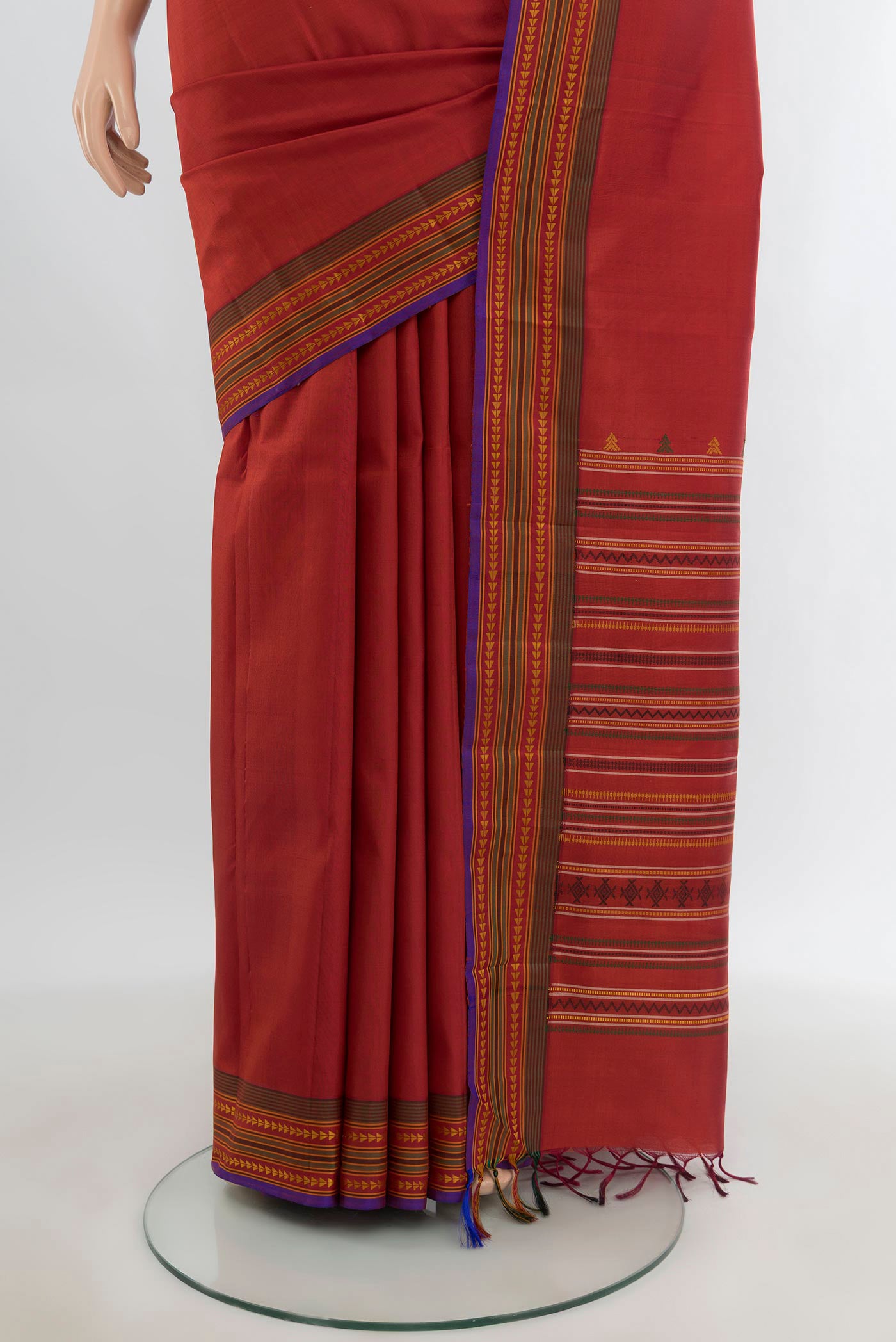 Pleats and pallu of Rust Kanchipuram Silk Saree with Plain Body and Thread Border. 