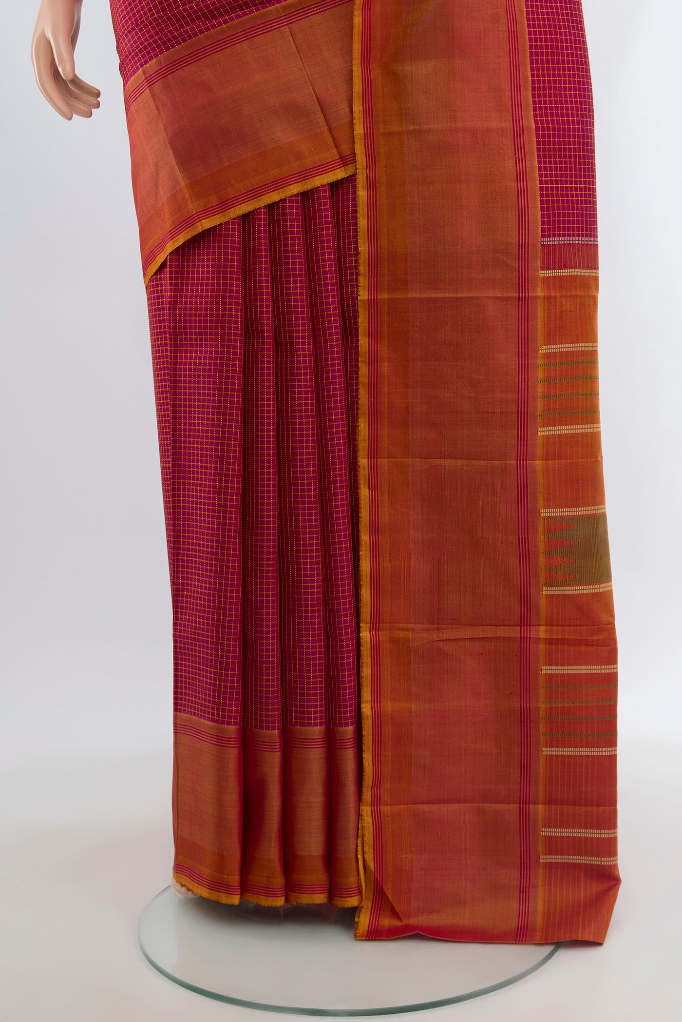 Pleats and pallu of Maroon Kanchipuram Silk Saree with Checked design on the body and Thread Border. 