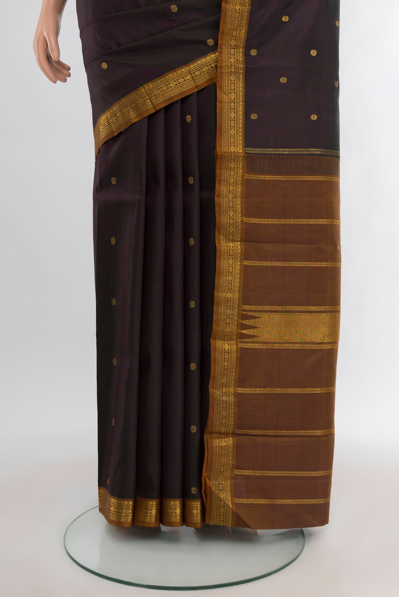 Pleats and pallu of Black Kanchipuram Silk Saree with Plain Body and Zari Border. 