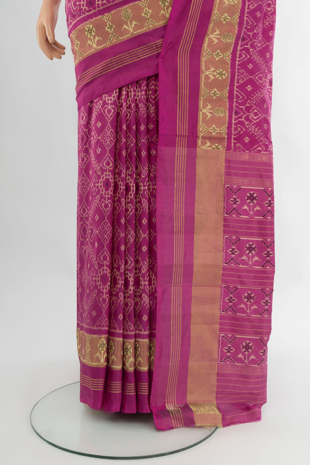 Pleats and pallu of Pink Pochampally Silk Saree with Pure Ikat on the body and Ikat Border. 
