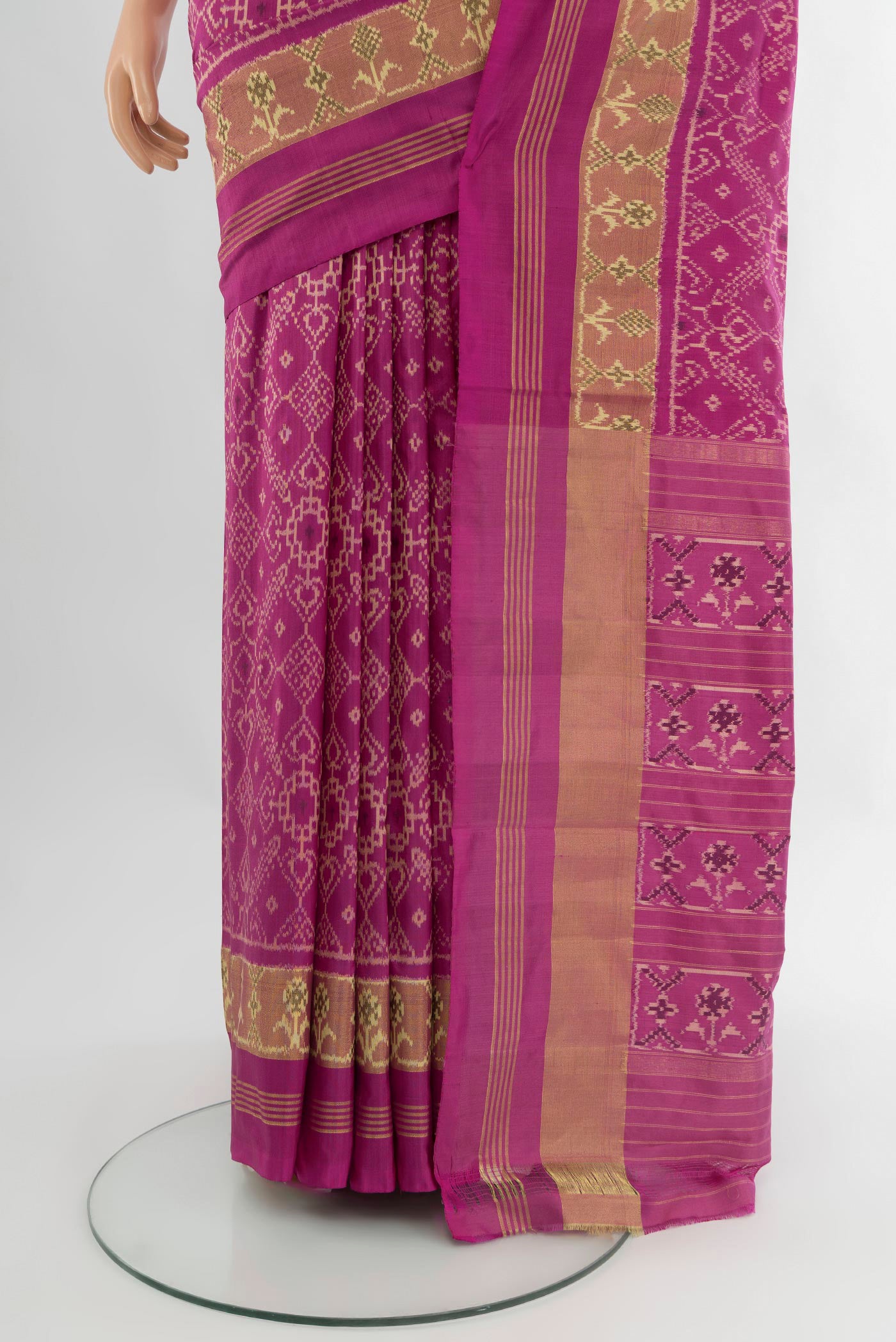 Pleats and pallu of Pink Pochampally Silk Saree with Pure Ikat on the body and Ikat Border. 