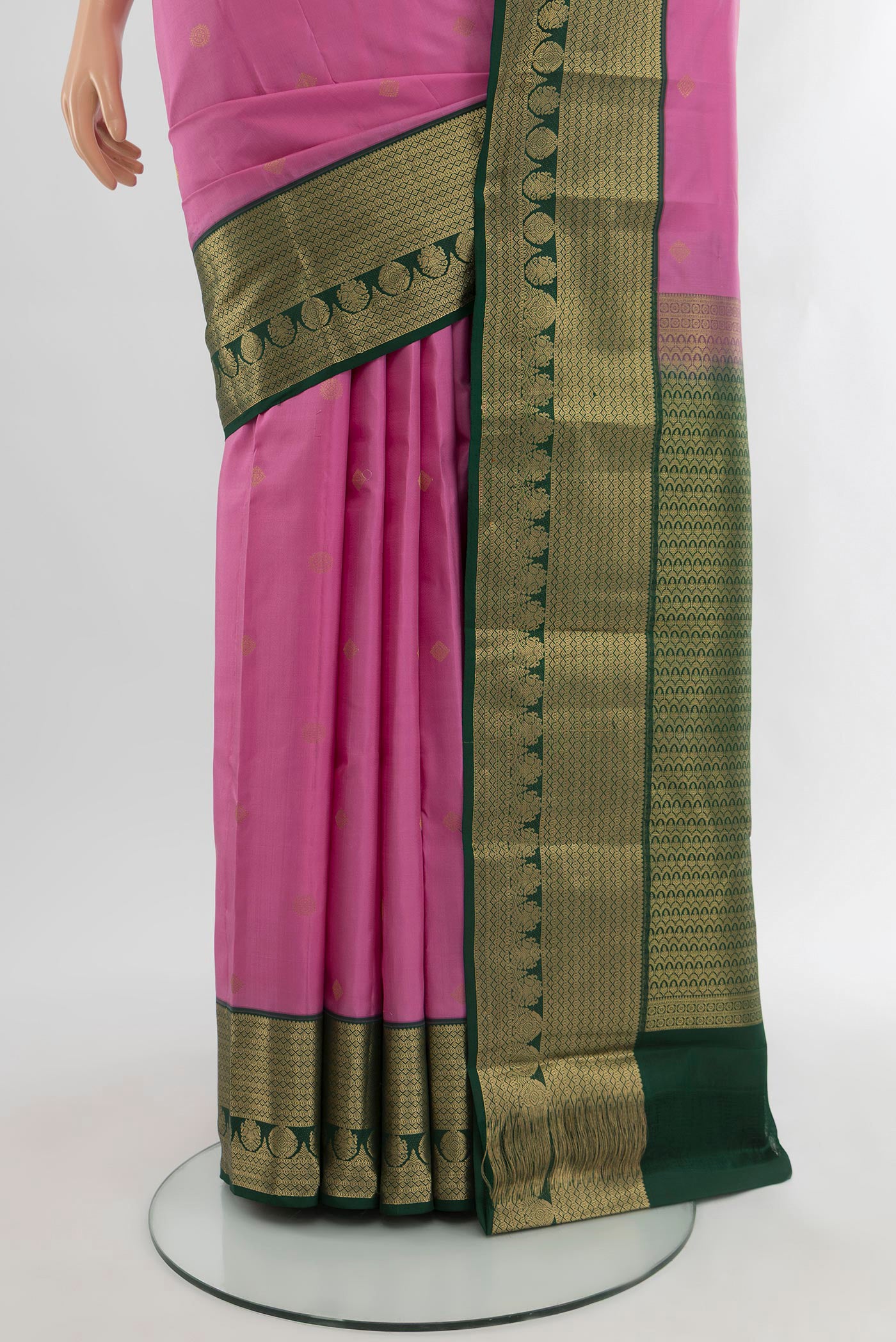 Pleats and pallu of Rose pink Kanchipuram Silk Saree with Zari Butta on the body and Zari Border. 