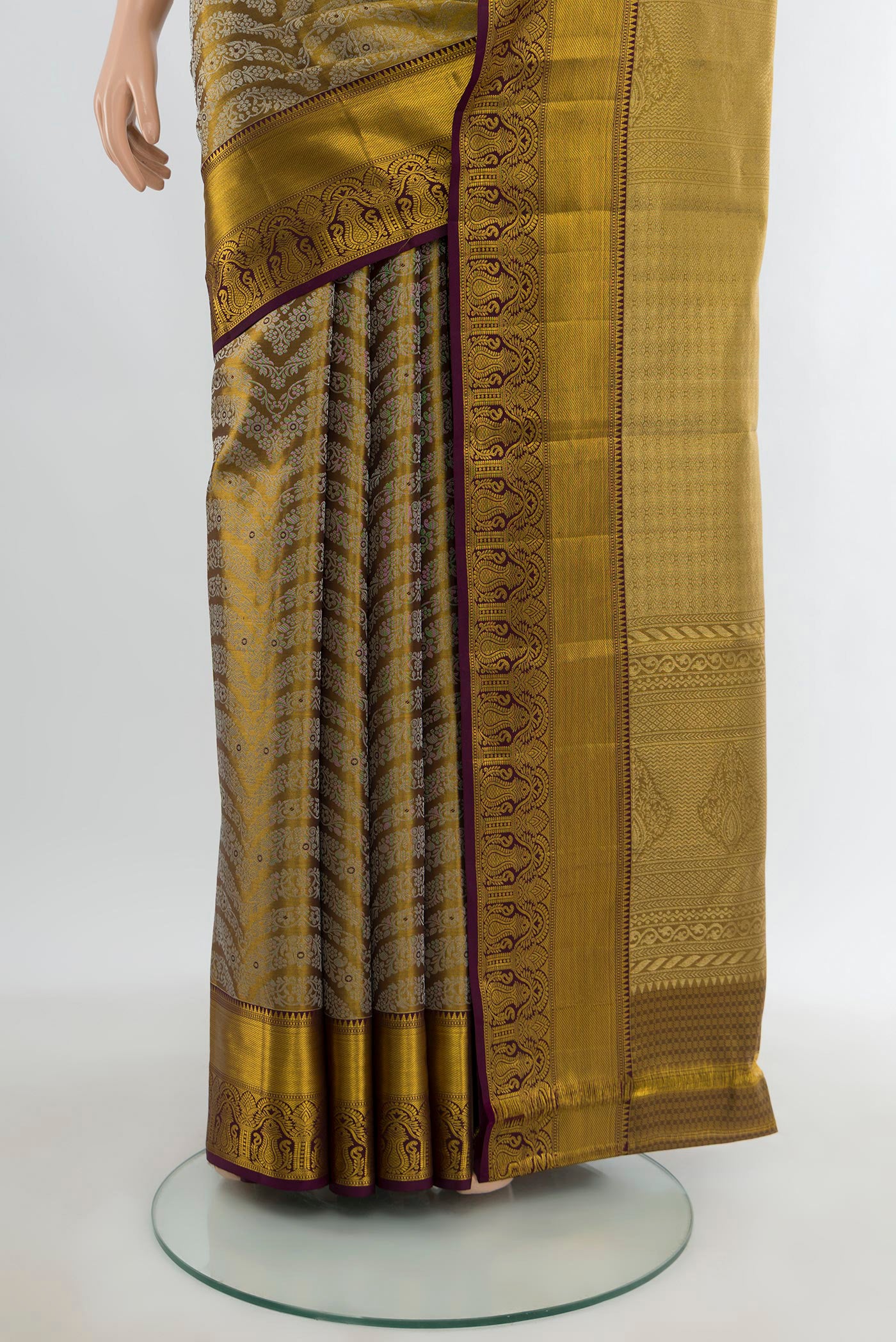 Pleats and pallu of Mehandi Green Kanchipuram Silk Saree with Zari Brocade on the body and Zari Border. 
