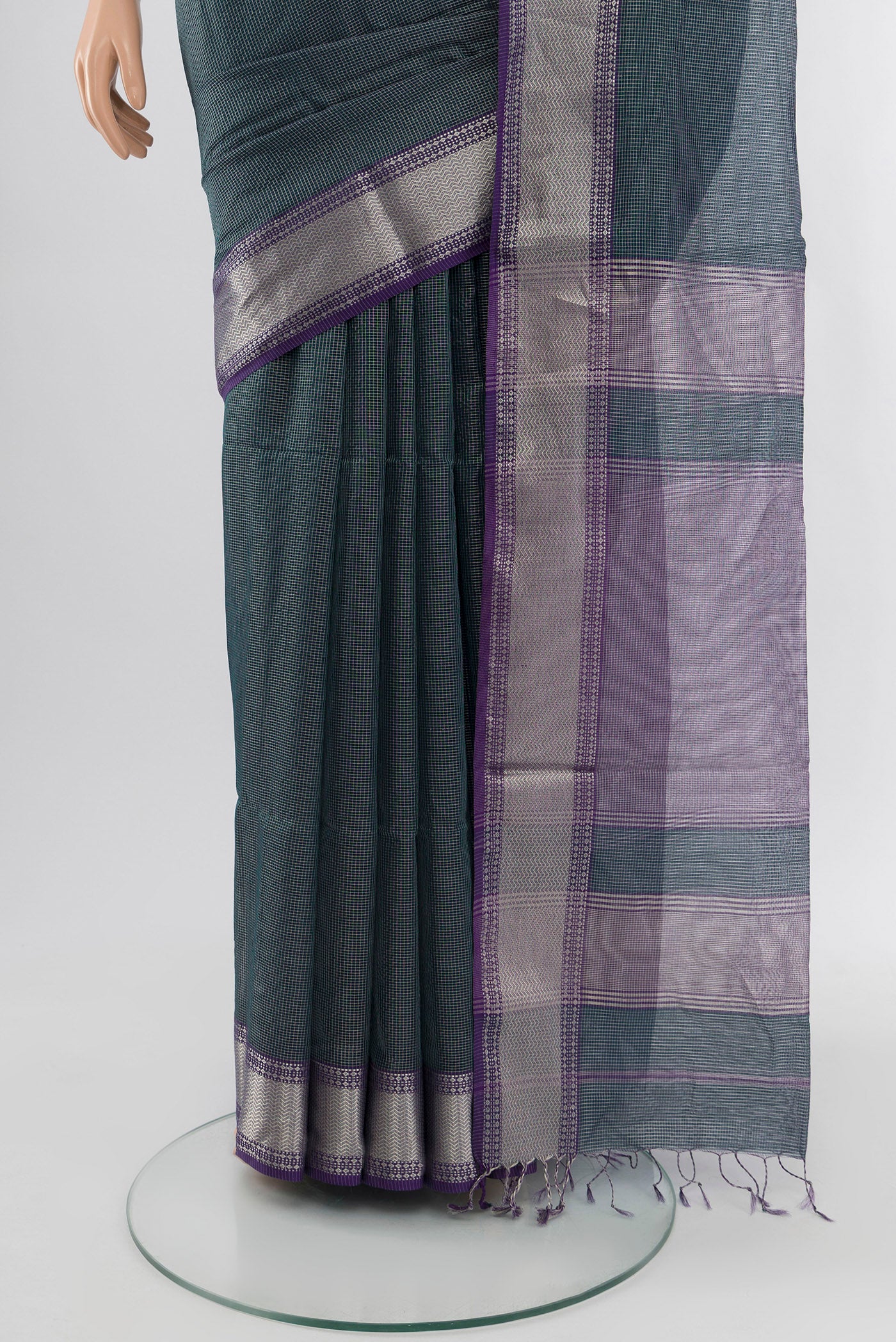 Pleats and pallu of Navy Blue Maheshwari Silk Cotton Saree with Checked design on the body and Zari Border. 