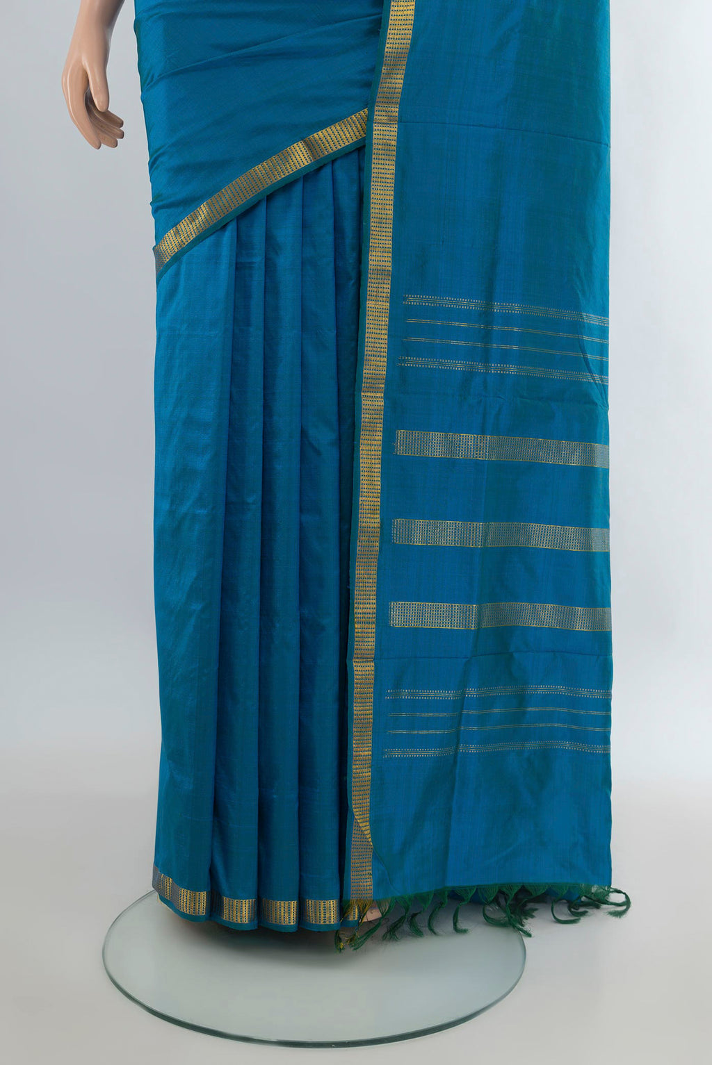 Pleats and pallu of Pure Silk Blue Kanjivaram Nine Yards Saree with Plain Body and Zari Border. 