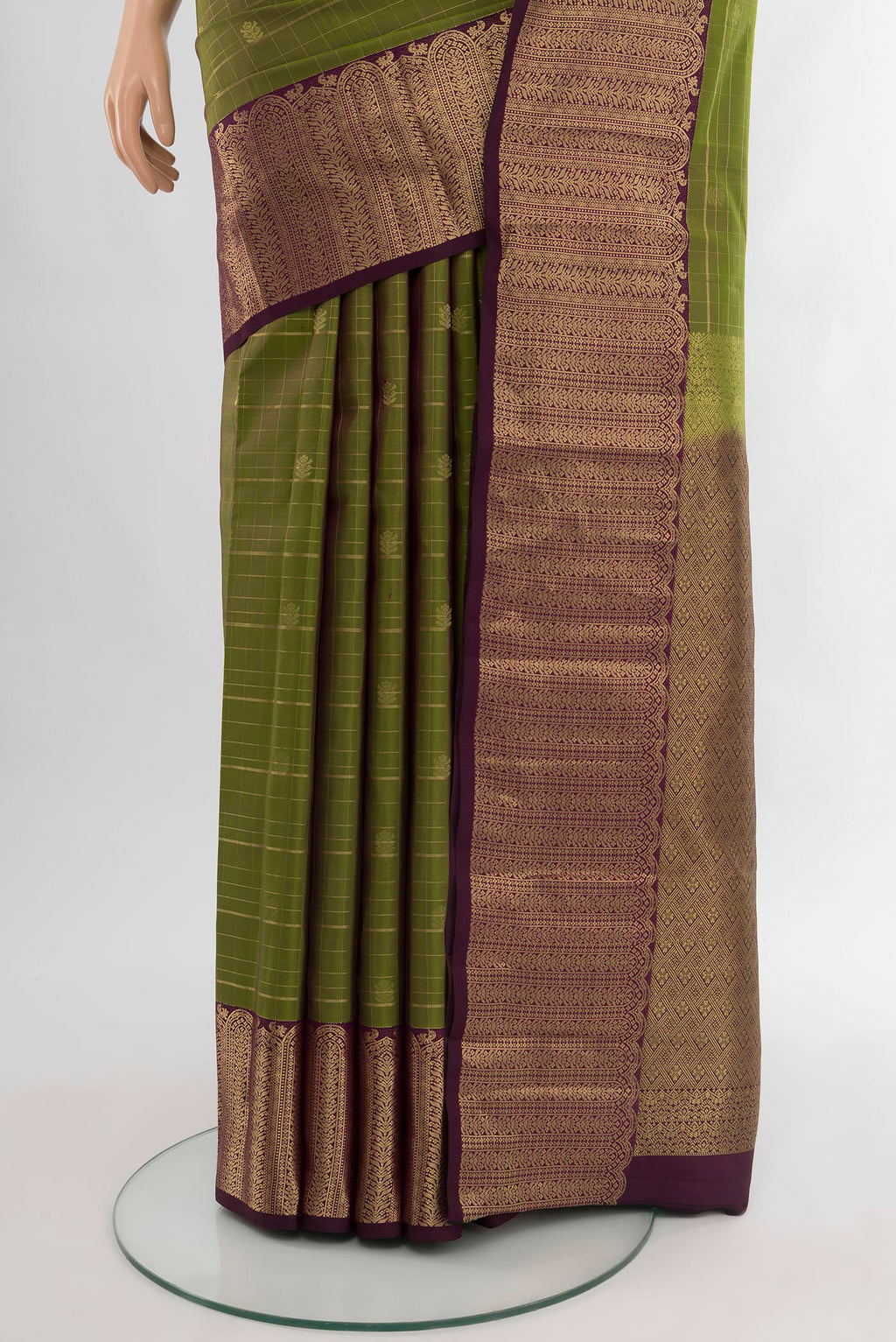 Pleats and pallu of Mehandi Green Kanjivaram Silk Saree with Checked design on the body and Zari Border. 