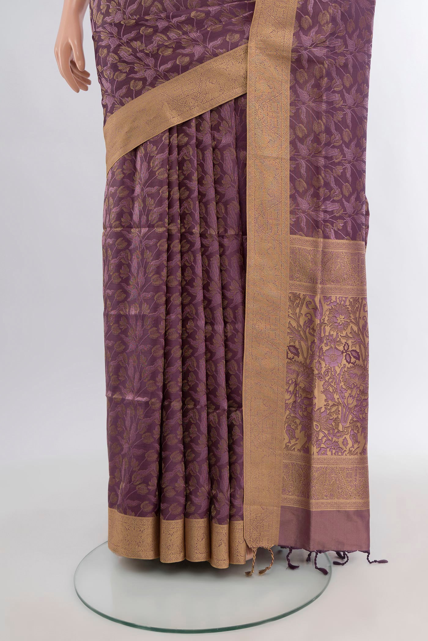 Pleats and pallu of Mauve Soft Silk Saree with Zari Butta on the body and Zari Border. 