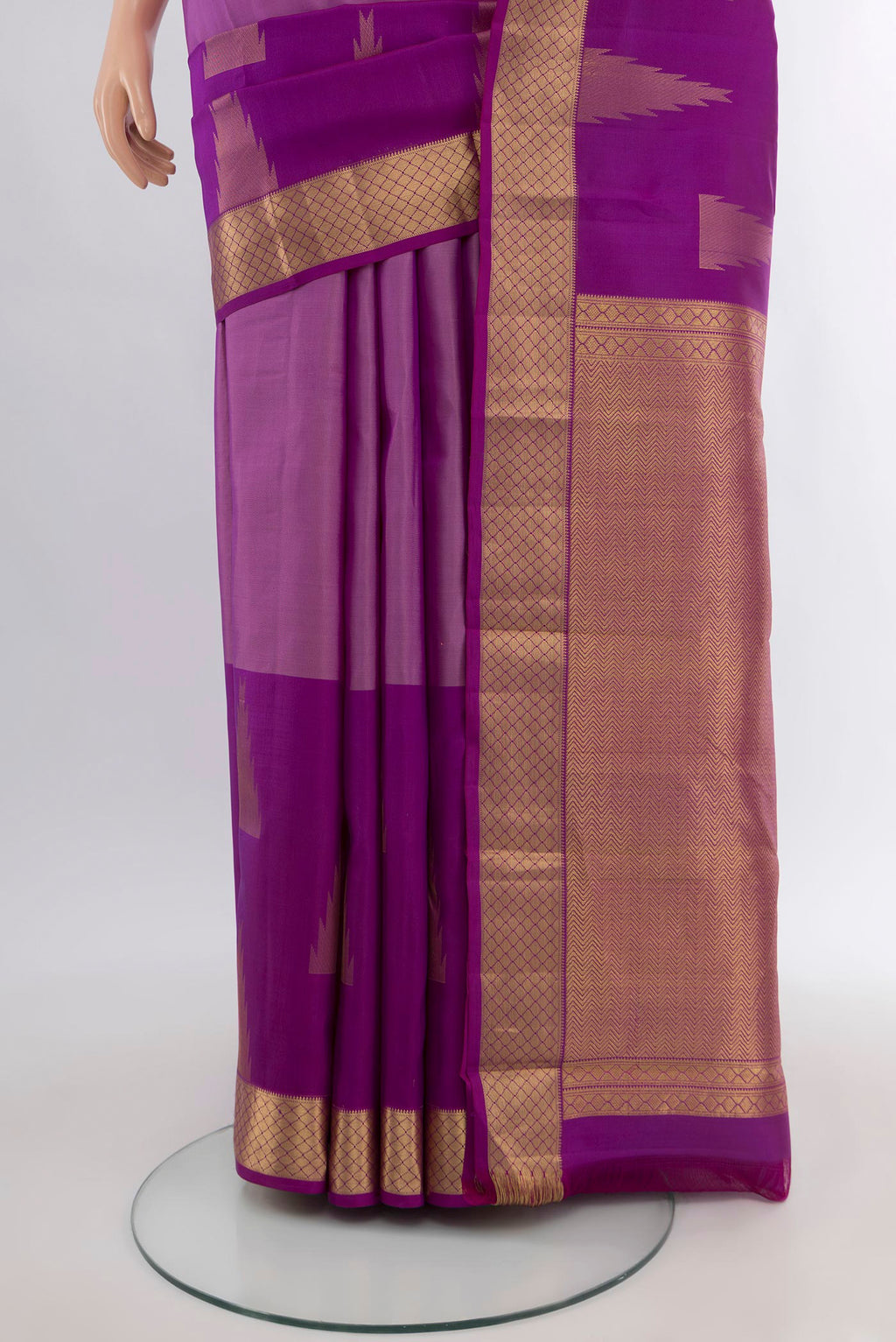 Pleats and pallu of Lavender Kanchipuram Silk Saree with Plain Body and Zari Border. 