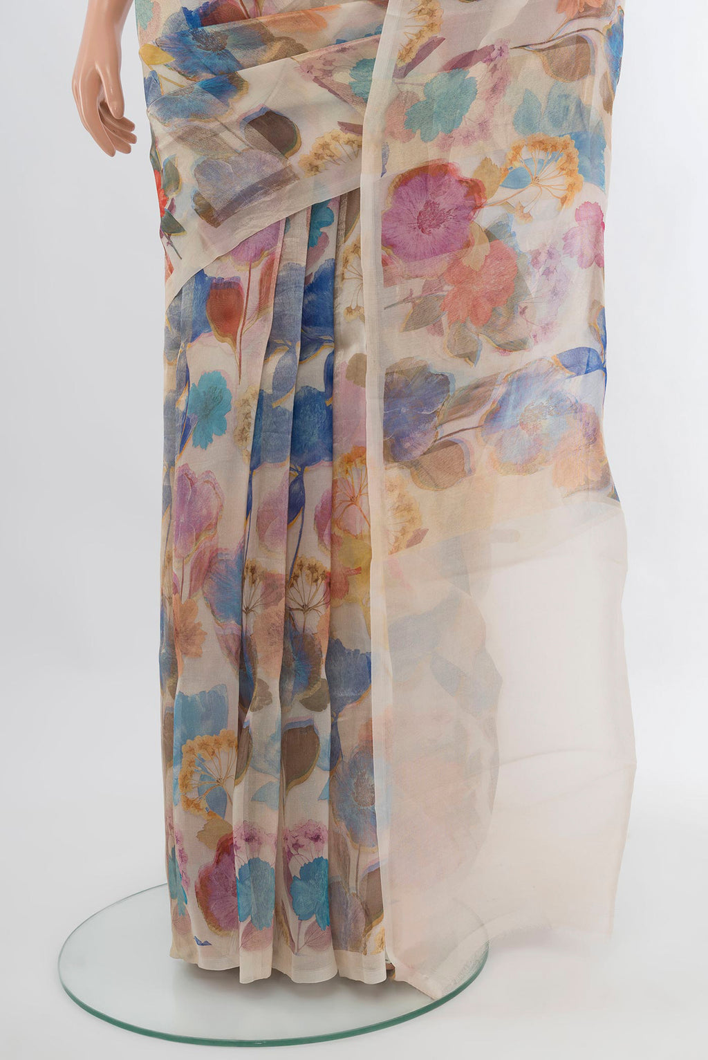 Pleats and pallu of Cream Organza Silk Saree with Floral Print on the body and Without Border. 