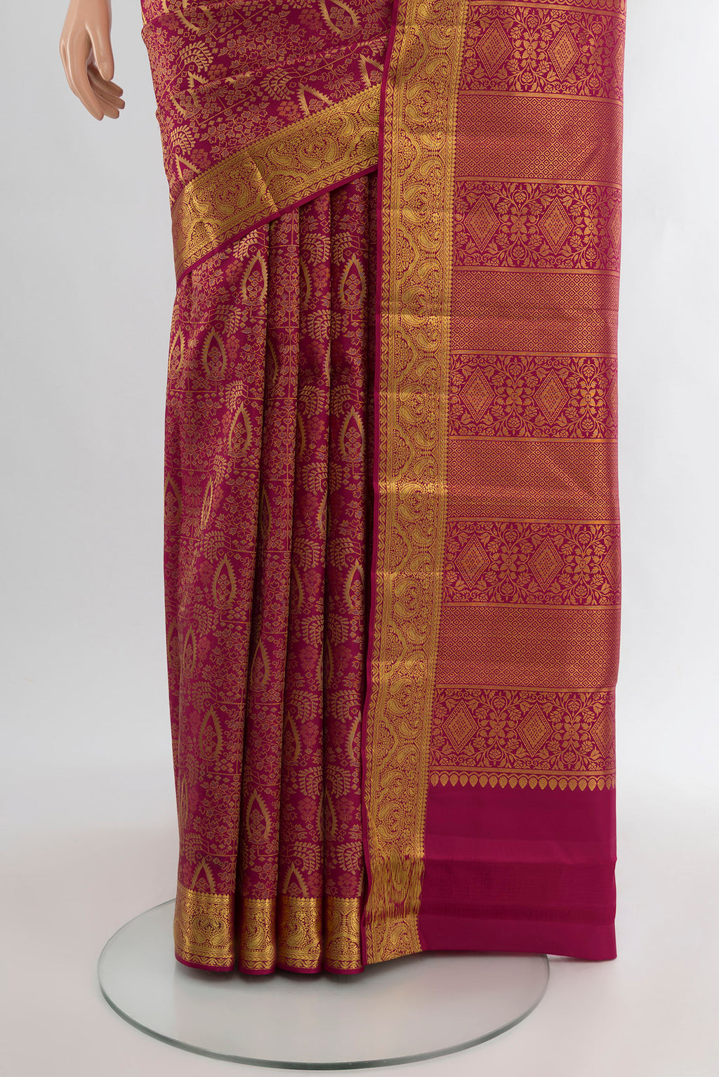 Pleats and pallu of Dark Pink Kanchipuram Silk Saree with Zari Brocade on the body and Zari Border. 