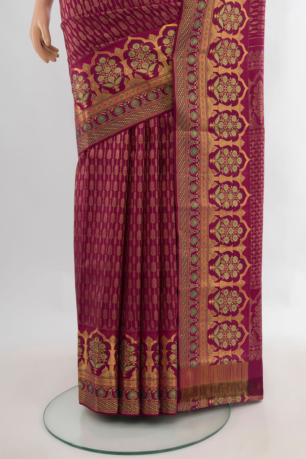 Pleats and pallu of Pure Silk Magenta Kanjivaram Saree with Zari Brocade on the body and Zari Border. 