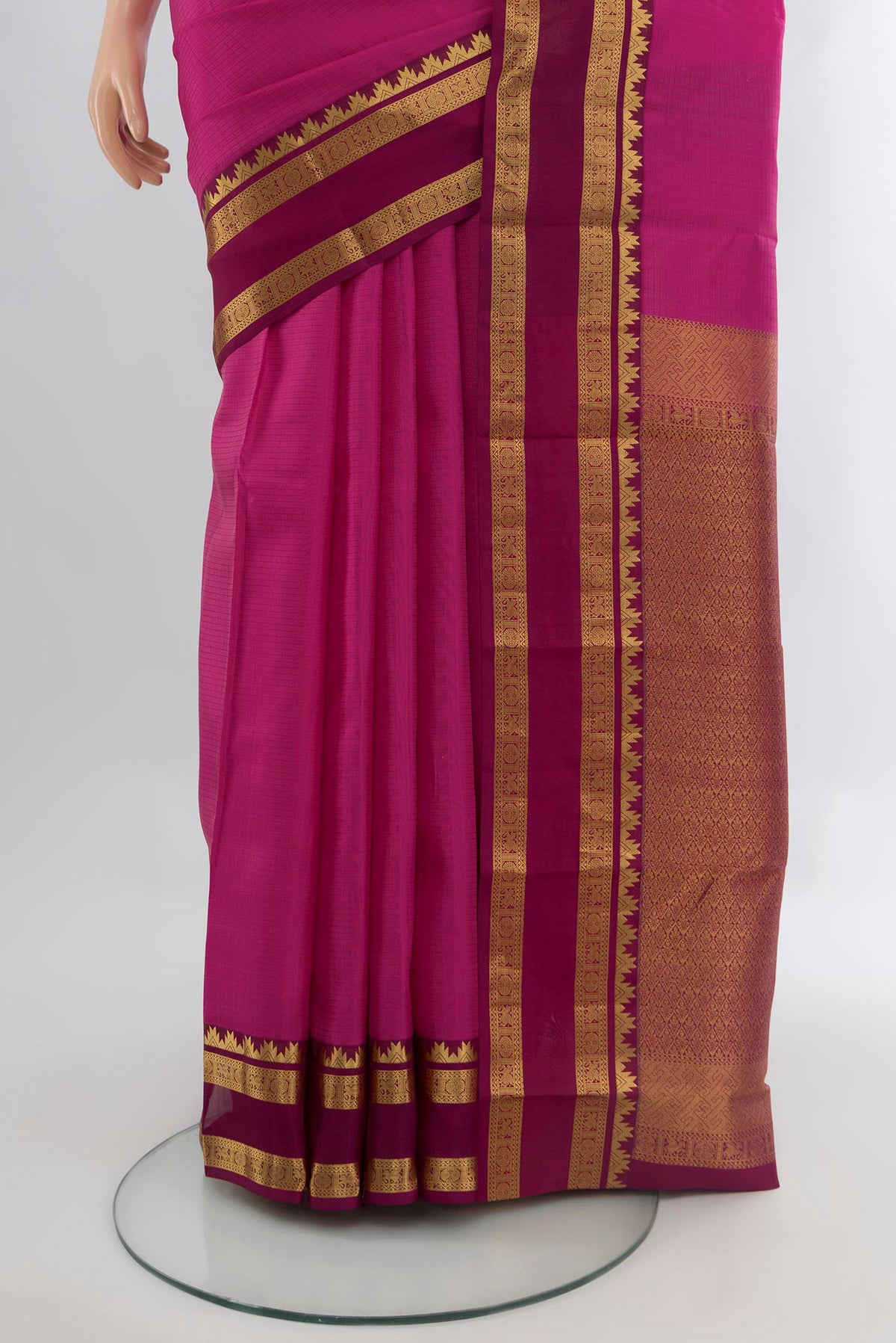 Pleats and pallu of Pink Kanchipuram Silk Saree with Checked design on the body and Zari Border. 