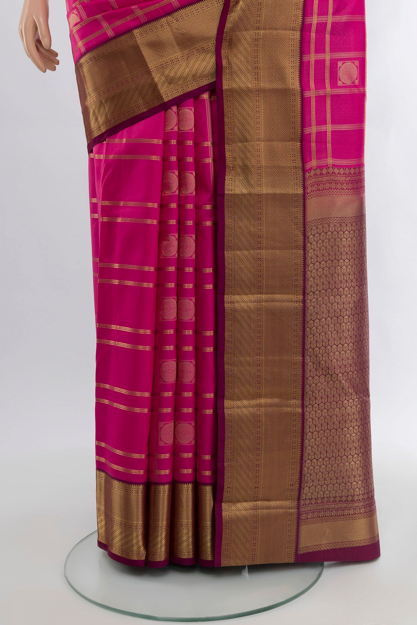Pleats and pallu of Pink Kanchipuram Silk Saree with Checked design on the body and Zari Border. 