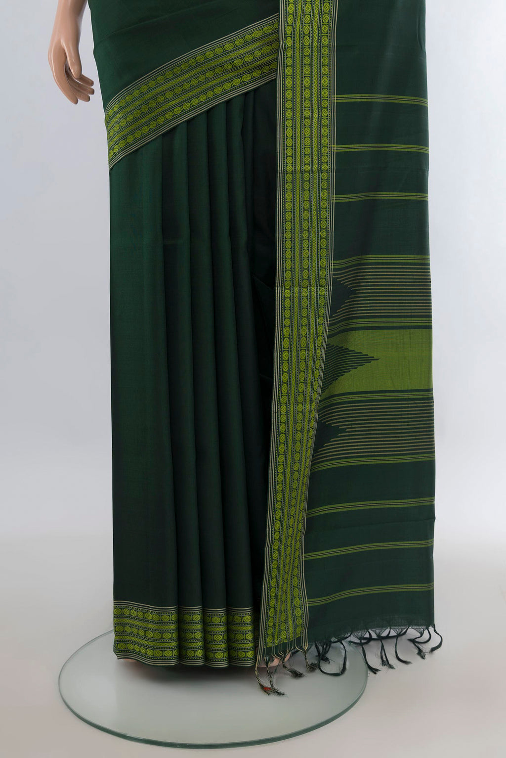 Pleats and pallu of Pure Silk Bottle Green Kanchipuram Saree with Plain Body and Thread Border. 