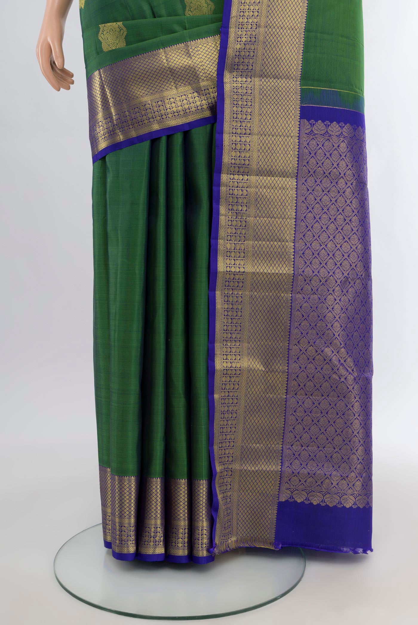 Pleats and pallu of Green Dual Tone Kanchipuram Silk Saree with Zari Butta on the body and Zari Border. 