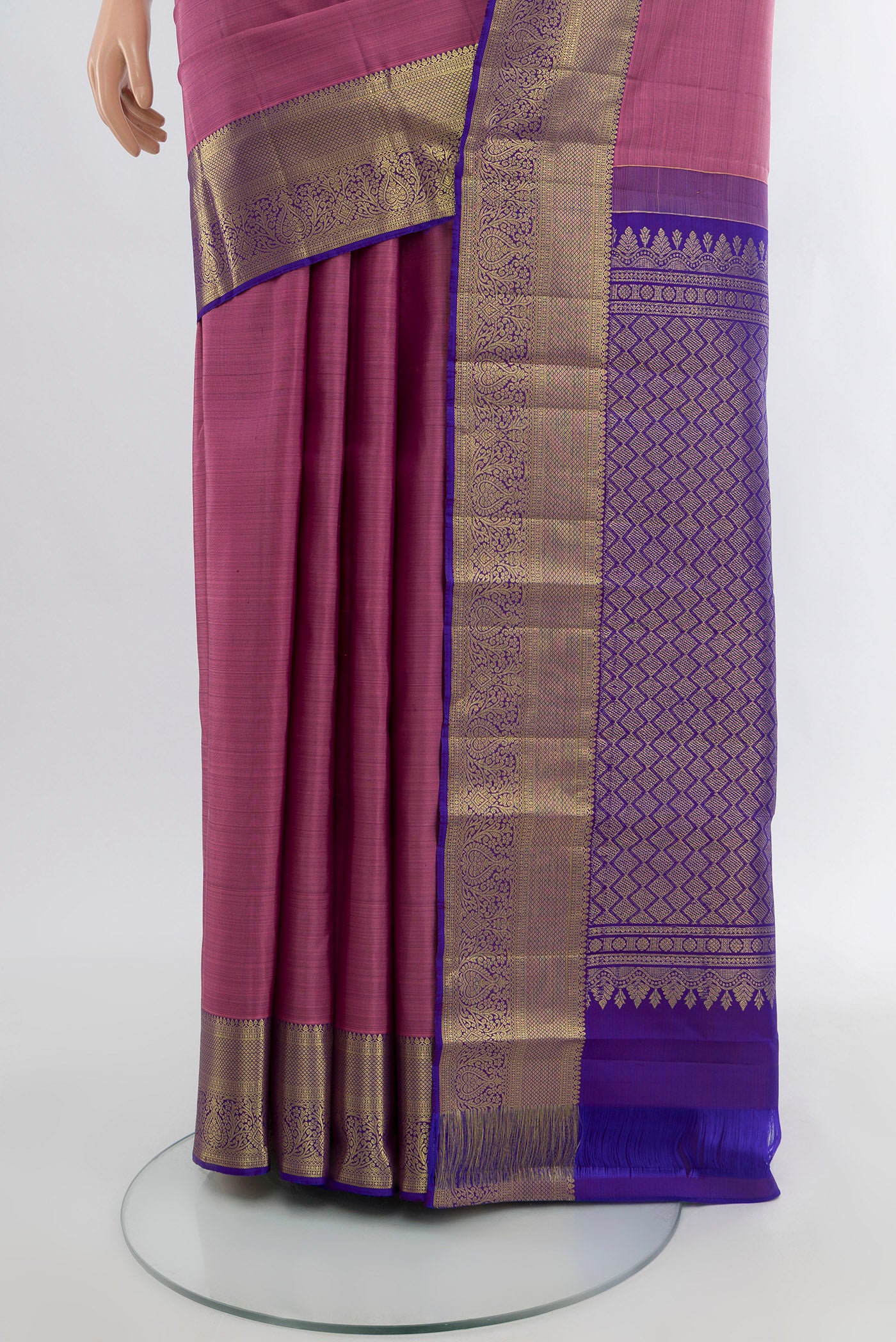 Pleats and pallu of Mauve Kanchipuram Silk Saree with Zari Butta on the body and Zari Border. 