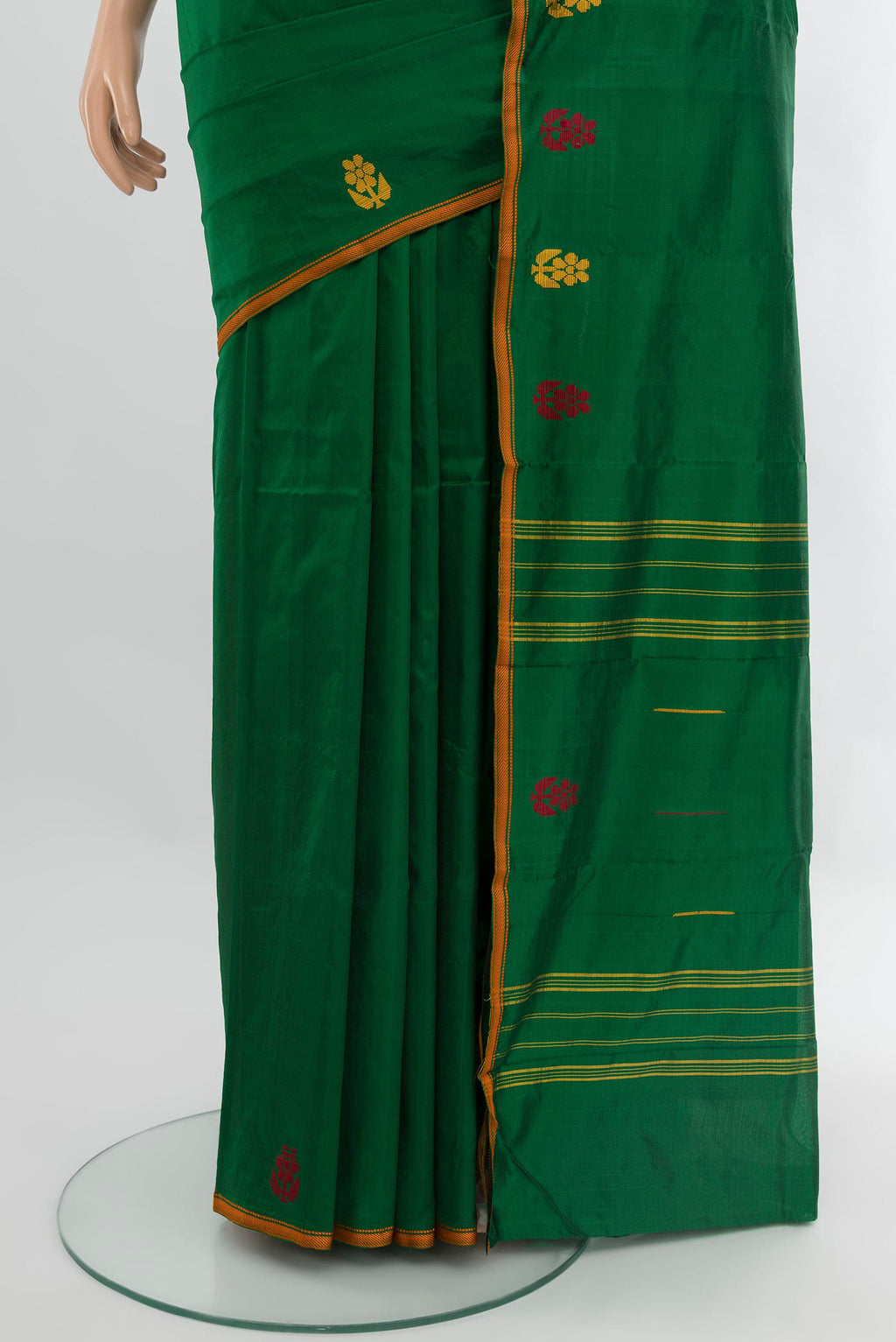 Pleats and pallu of Bottle Green Kanchipuram Silk Saree with Plain Body and Thread Border. 