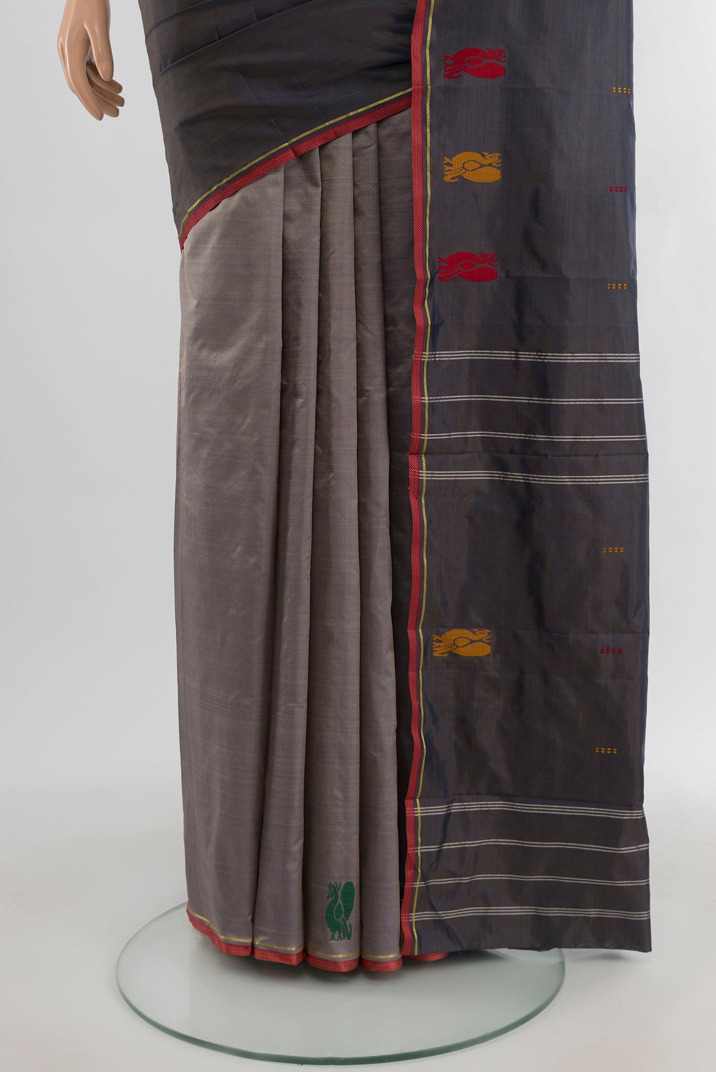 Pleats and pallu of Davys Grey Kanchipuram Silk Saree with Plain Body and Thread Border. 