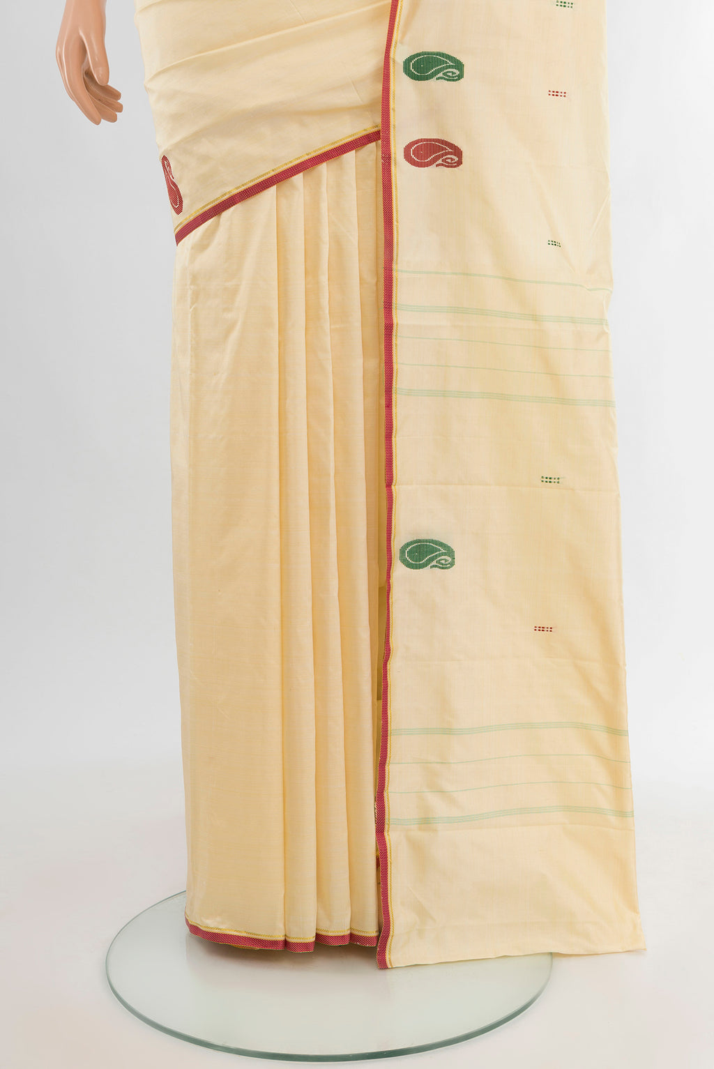 Pleats and pallu of Cream Kanchipuram Silk Saree with Thread Butta on the body and Thread Border. 
