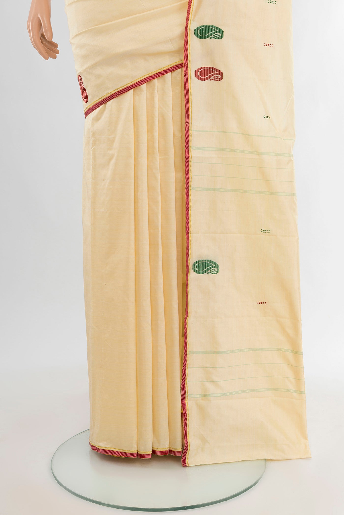 Pleats and pallu of Cream Kanchipuram Silk Saree with Thread Butta on the body and Thread Border. 