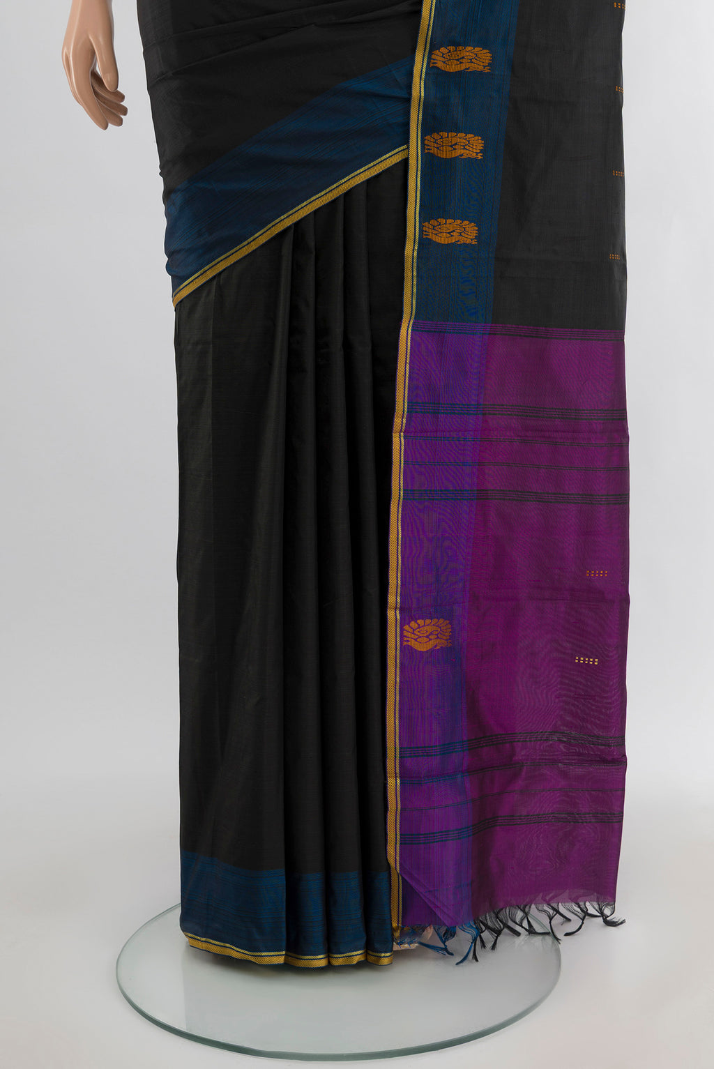 Pleats and pallu of Black Kanchipuram Silk Saree with Thread Butta on the body and Thread Border. 