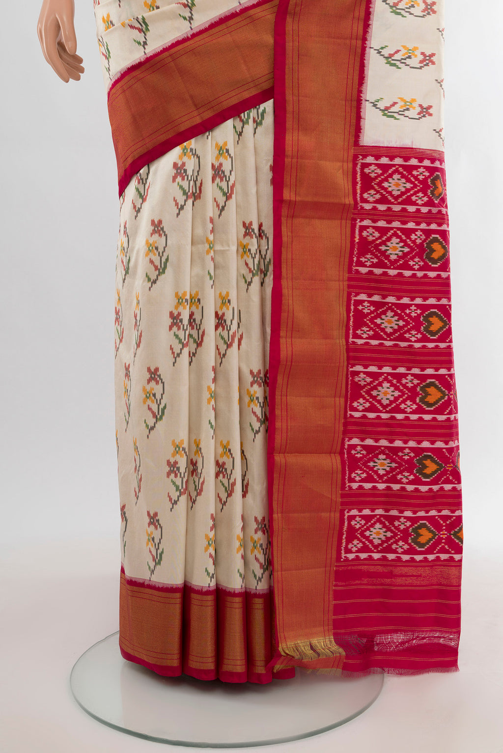 Pleats and pallu of Cream Pochampally Silk Saree with Pure Ikat on the body and Zari Border. 